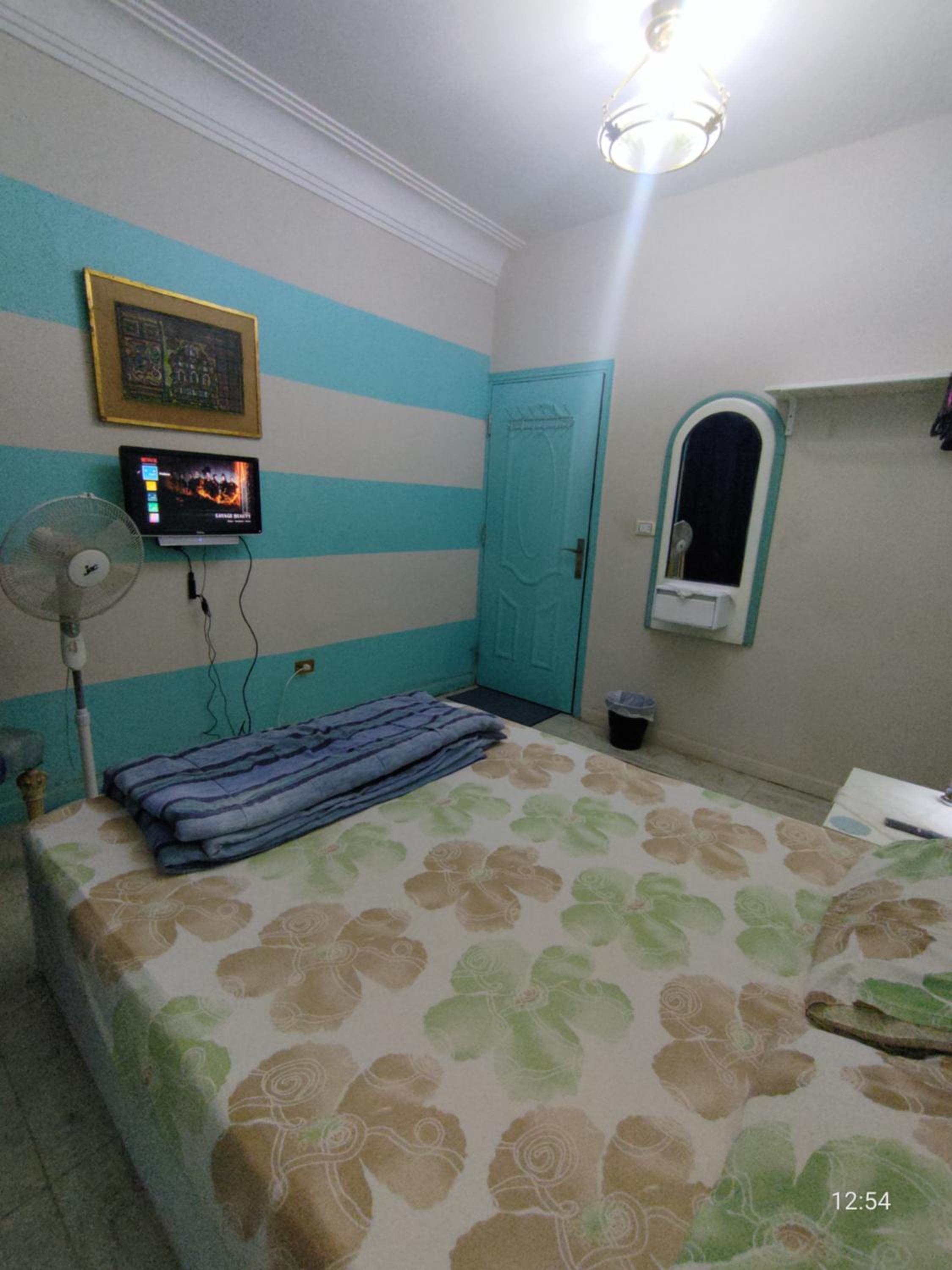 Cairo Gem budget room with AC and smart TV, 12minutes from the airport please only book through booking we can't offer booking outside the app, please cont