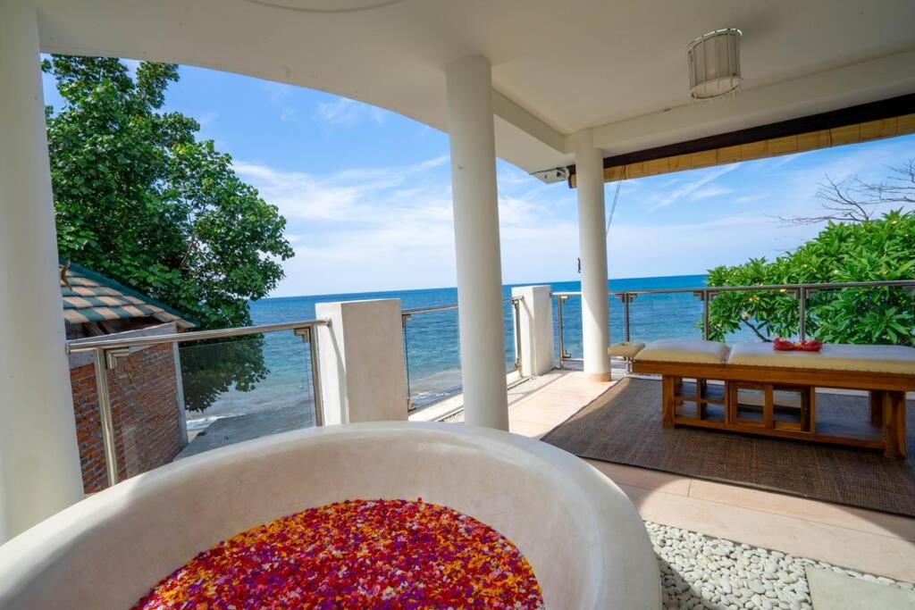 Lawira Beachfront Villa Lovina