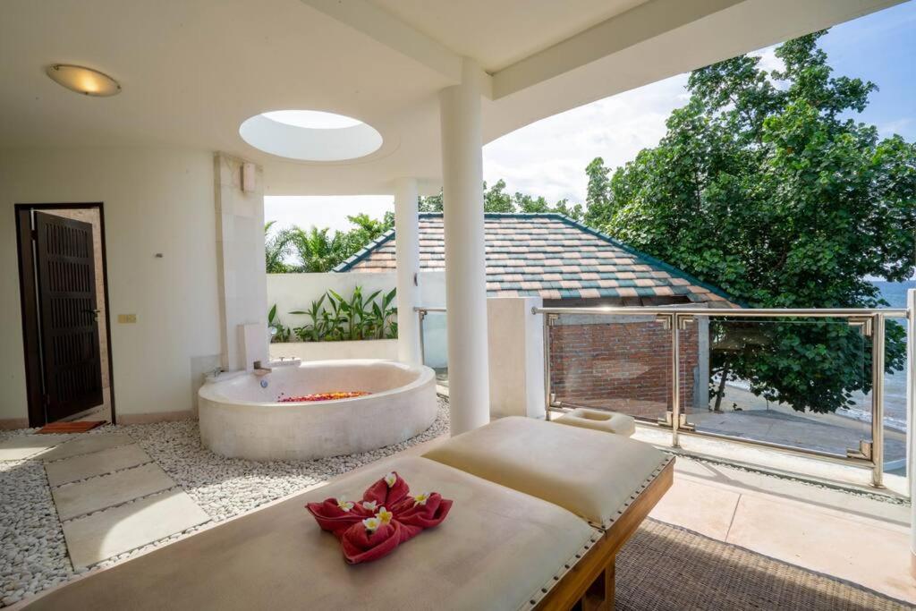 Lawira Beachfront Villa Lovina