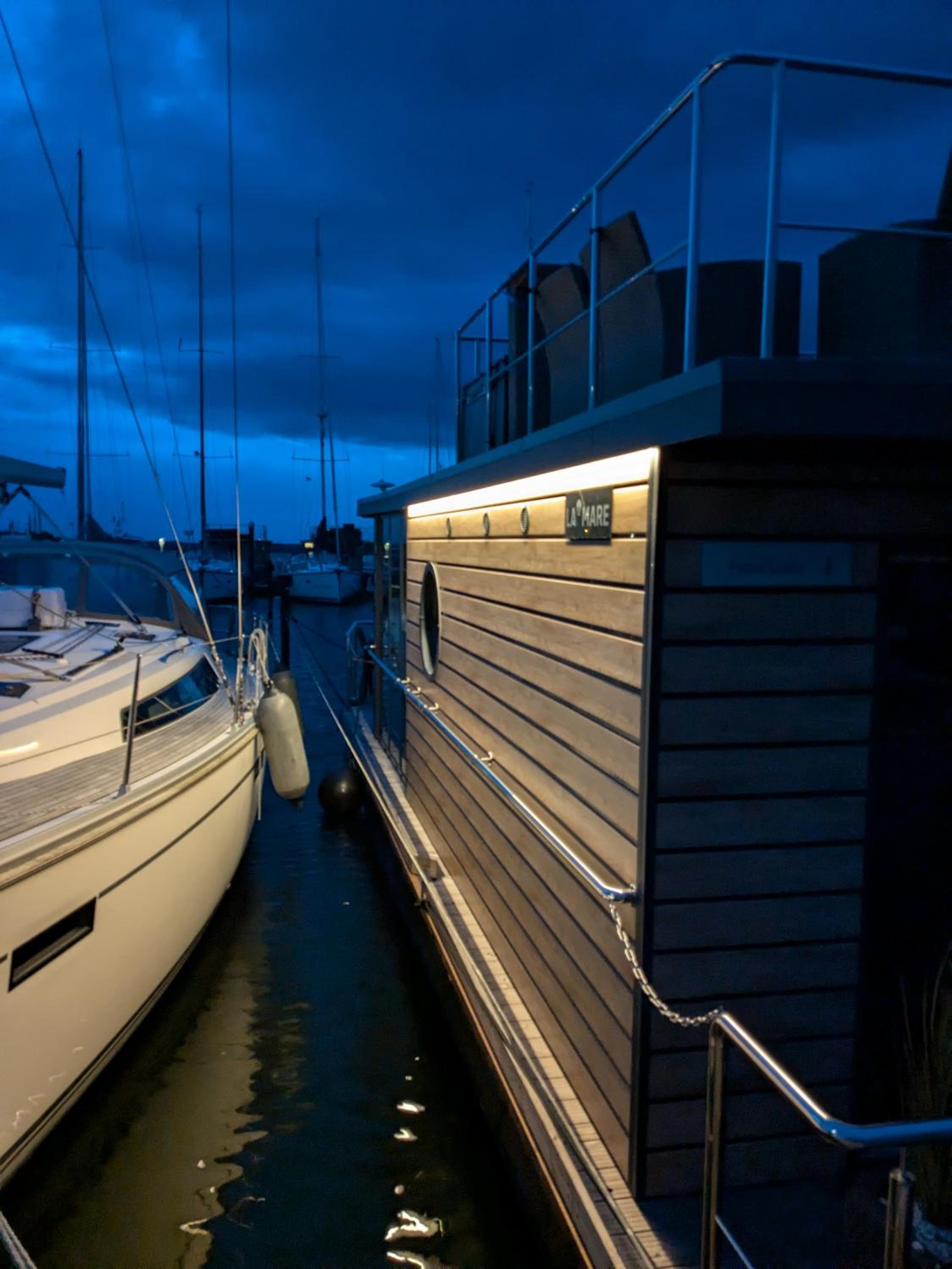 Hausboot Fjord Stella - Solarboot mit Biosauna in Wendtorf