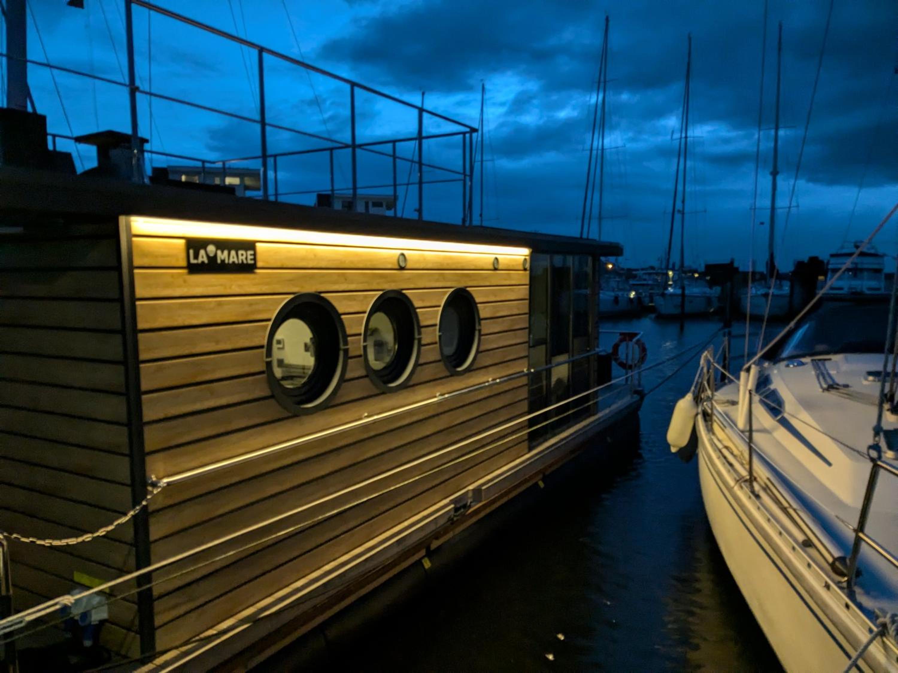 Hausboot Fjord Stella - Solarboot mit Biosauna in Wendtorf