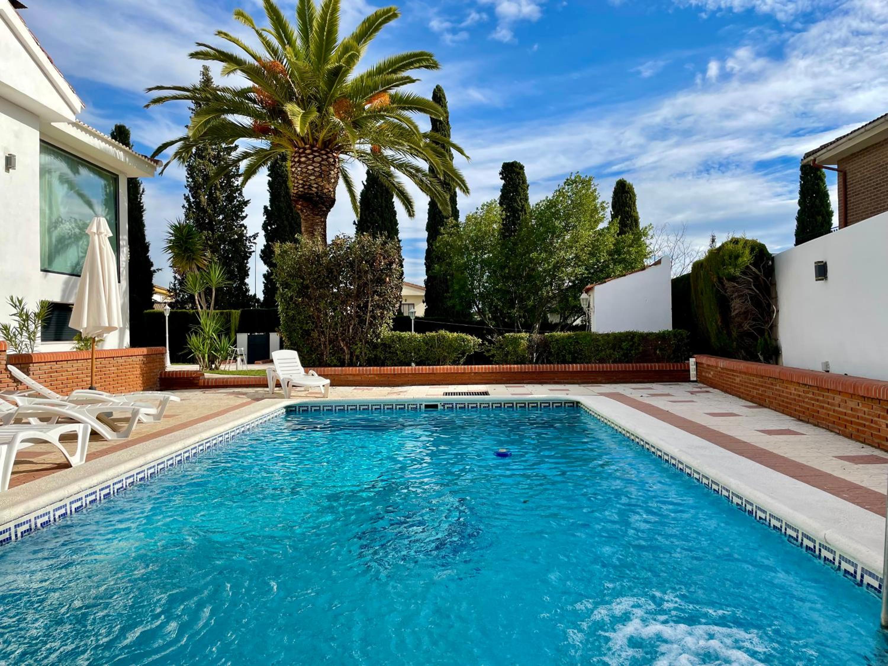 VILLA EXCLUSIVA con Piscina, Jardín y Barbacoa