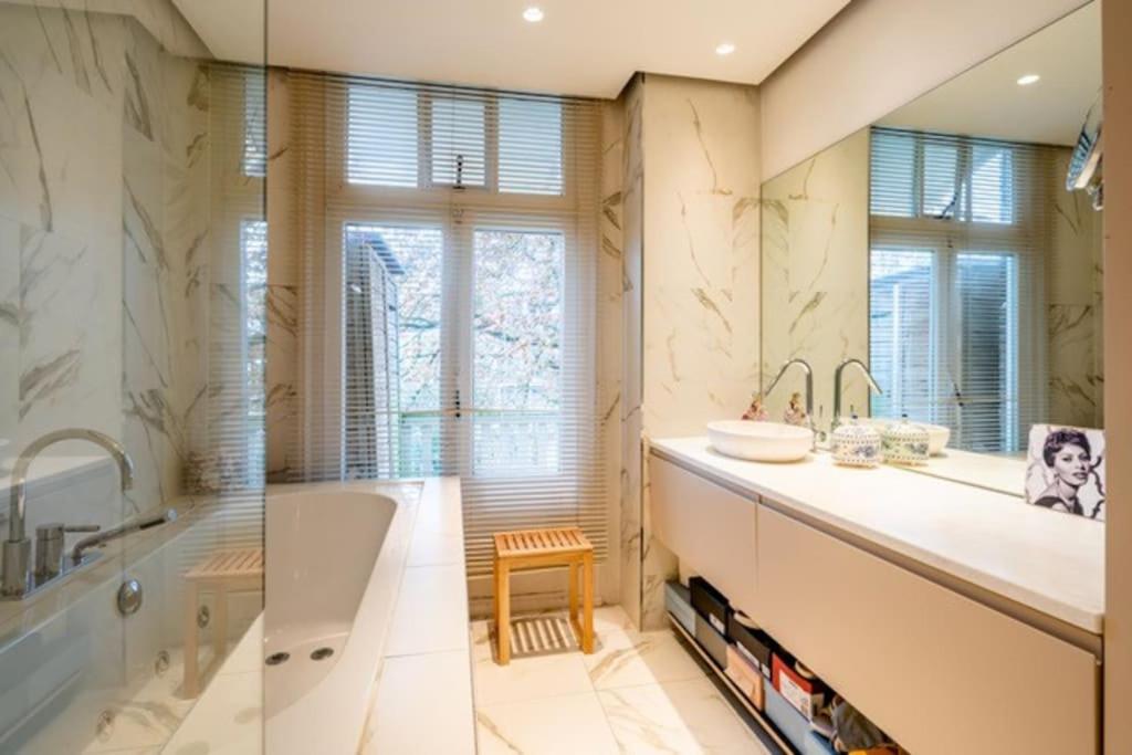 The Elegant Amsterdam Apartment