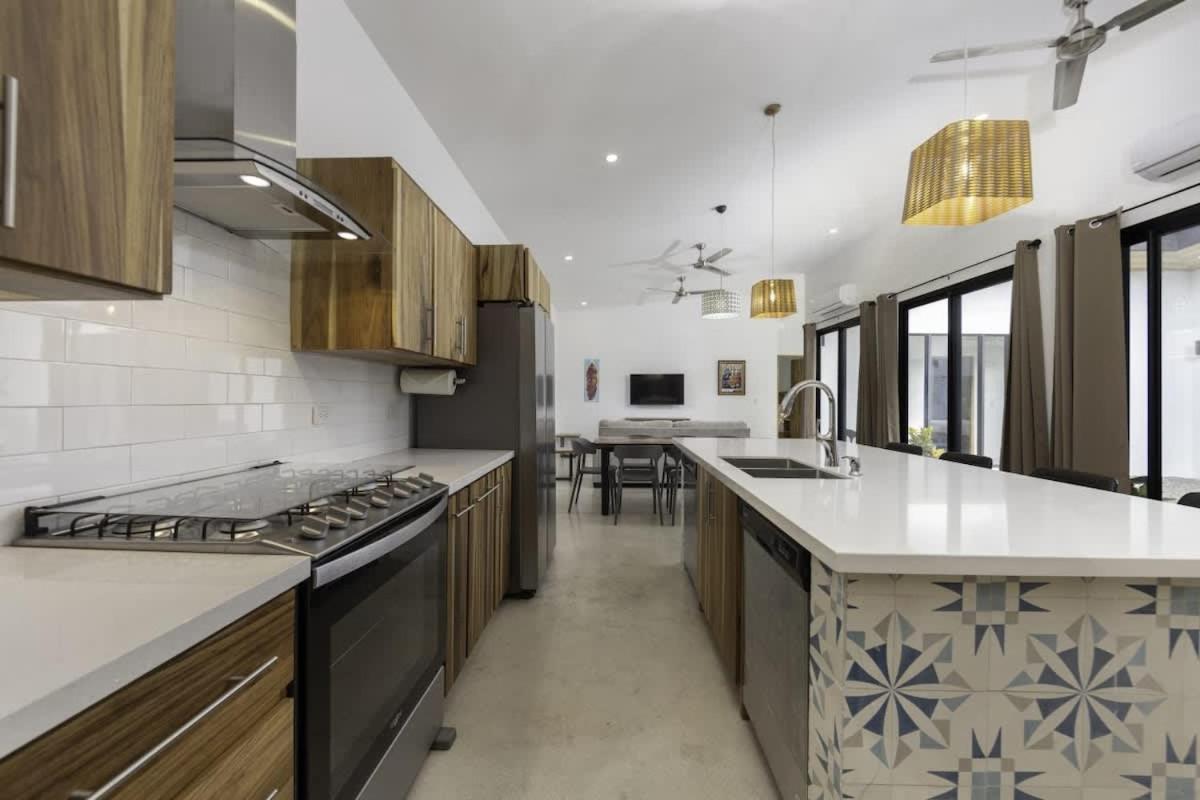 Villa Serenity 6 bedroom - 1 minute to the beach