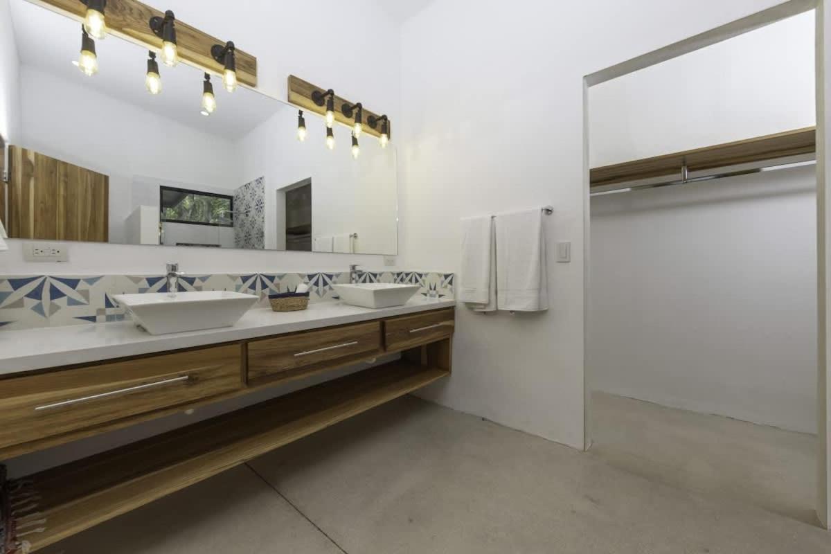 Villa Serenity 6 bedroom - 1 minute to the beach
