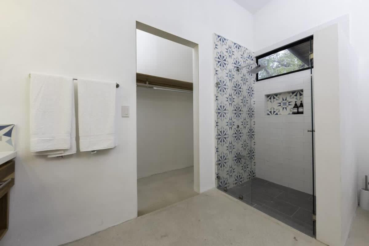 Villa Serenity 6 bedroom - 1 minute to the beach