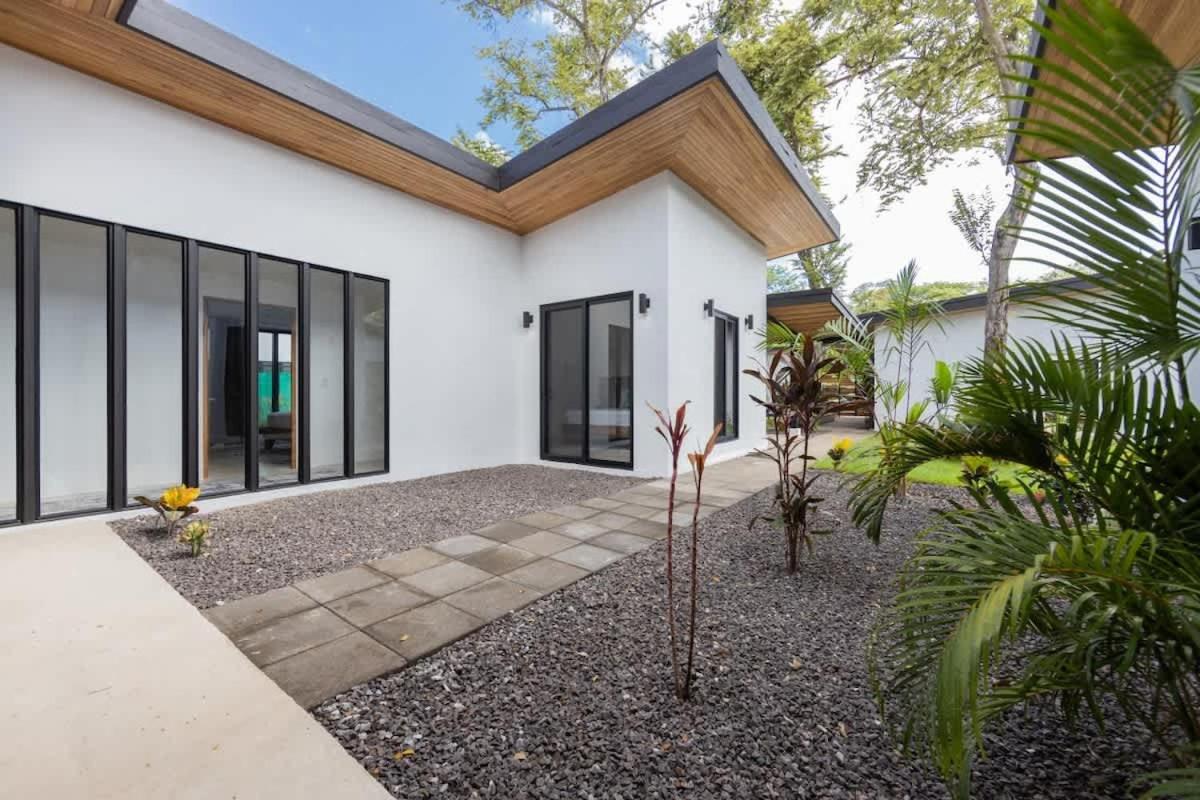 Villa Serenity 6 bedroom - 1 minute to the beach