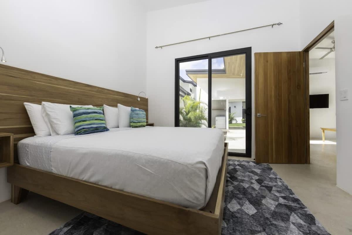 Villa Serenity 6 bedroom - 1 minute to the beach