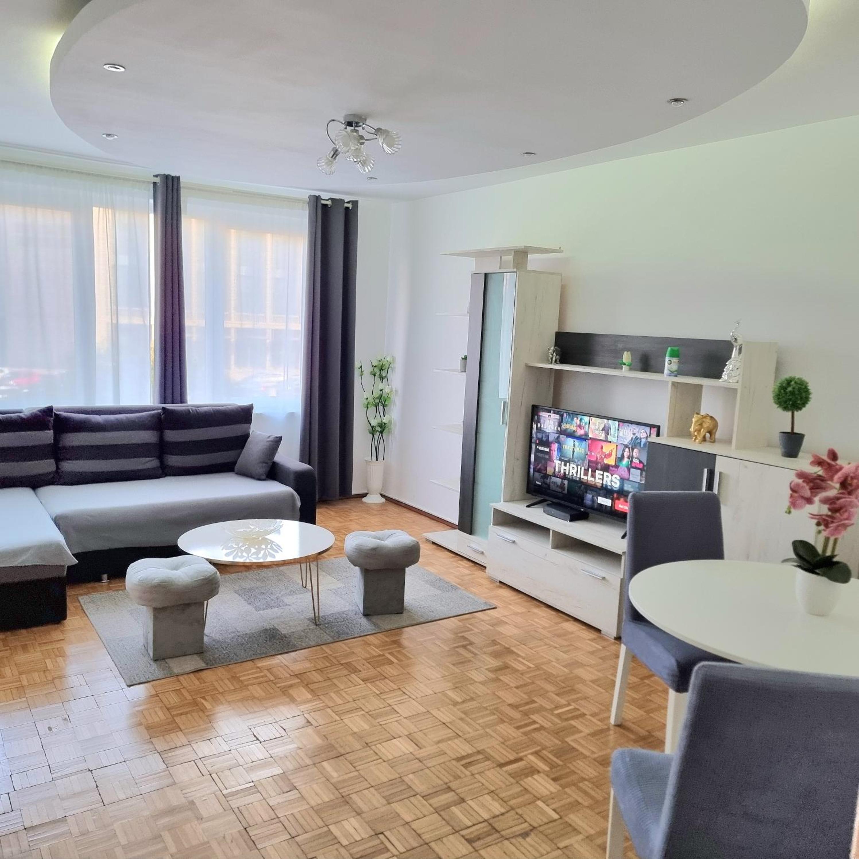 Landmark View - ConcertHall - CHIC Comfort 1BDR view 2