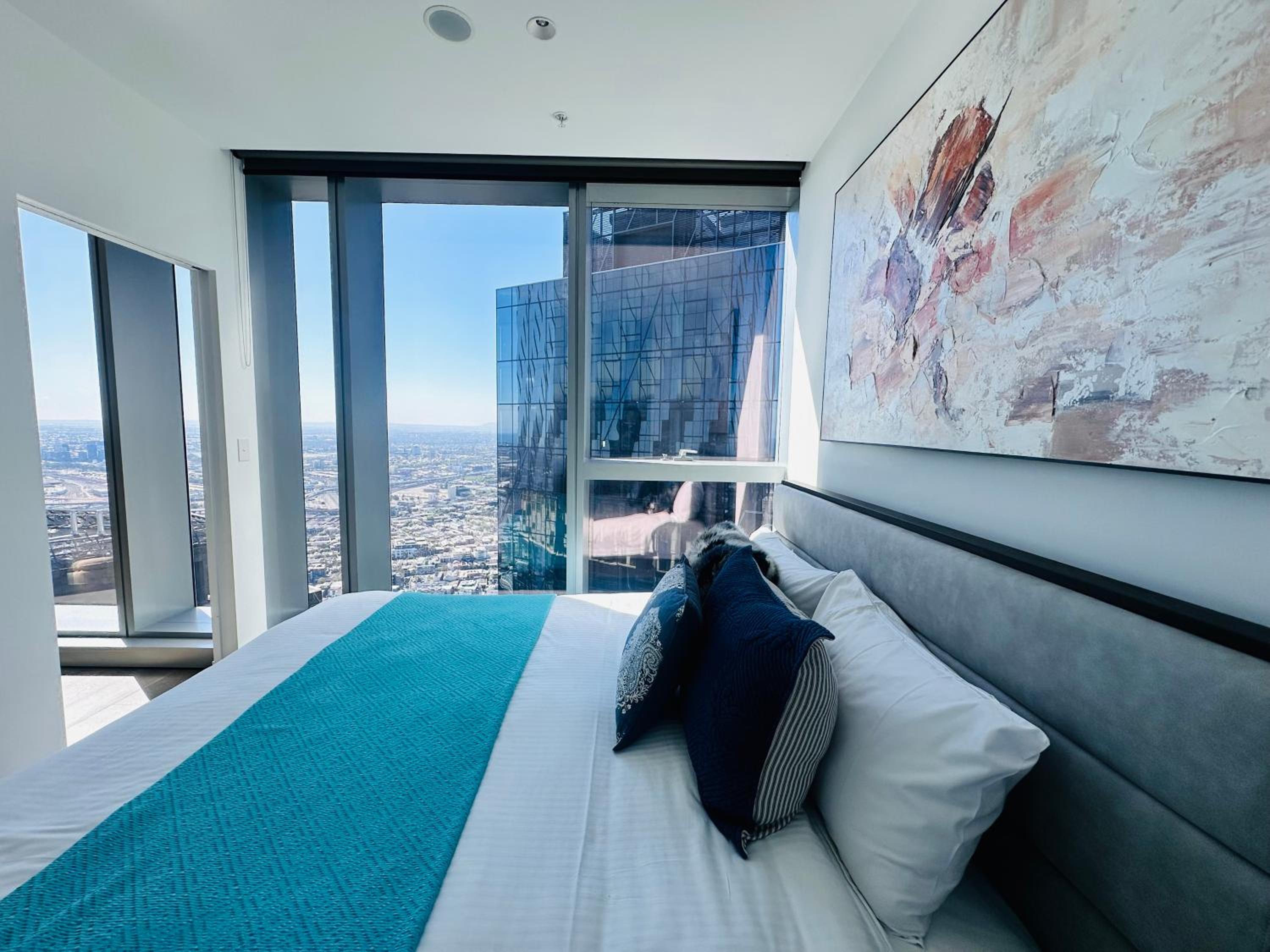 Grand Luxe Suite Stunning Views Next to Ritz Carlton