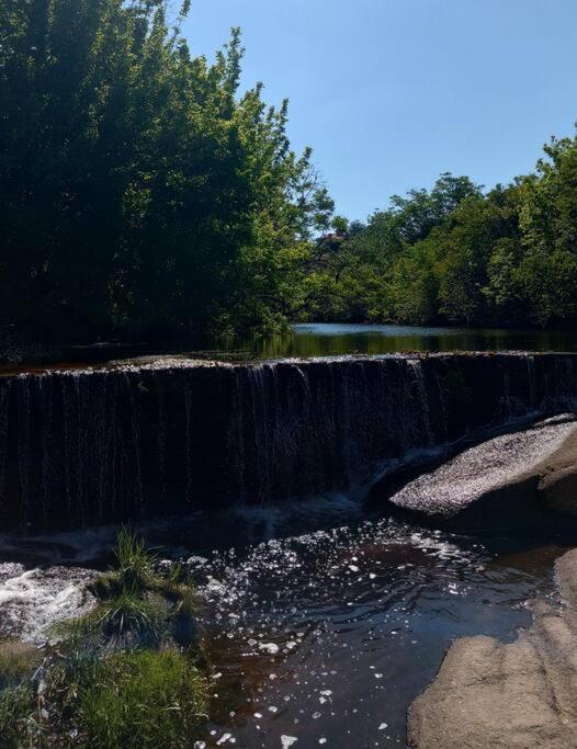 junto al río