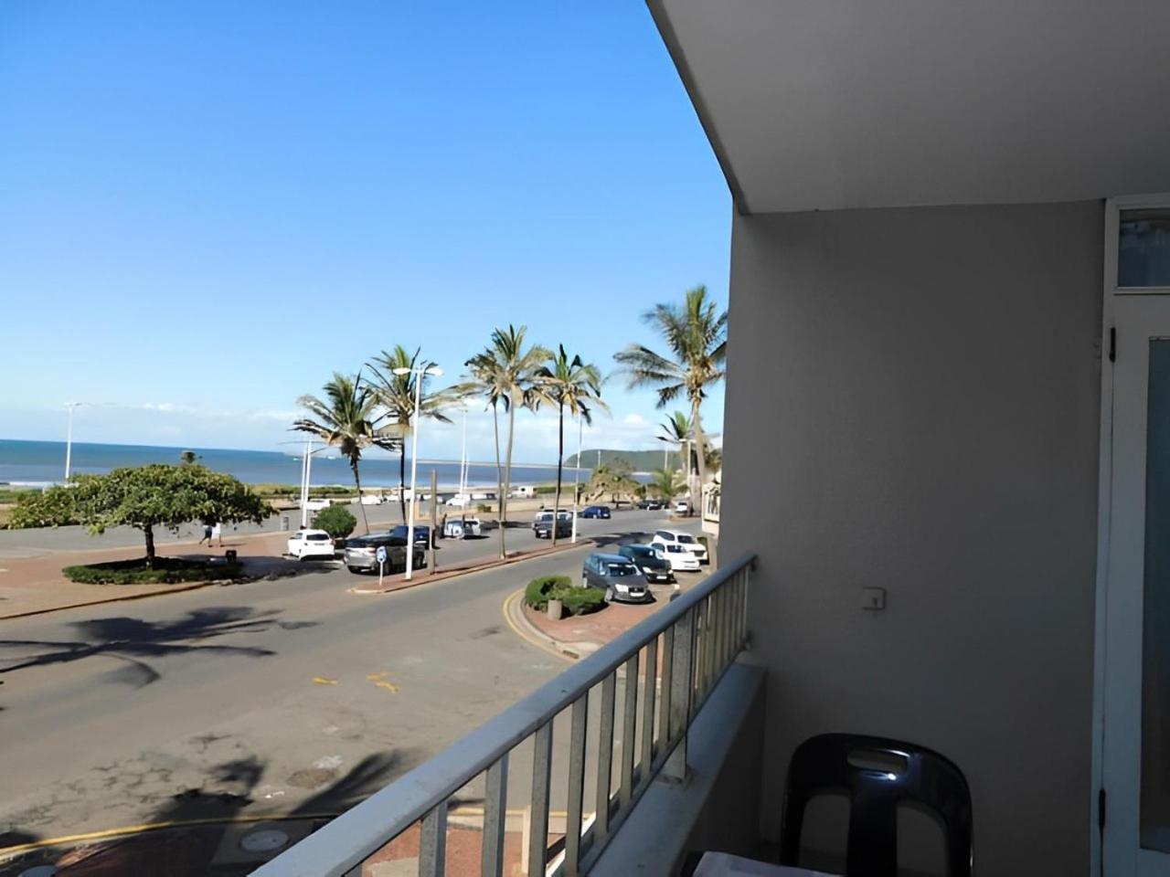 Self-catering beach holiday flat to rent view 3