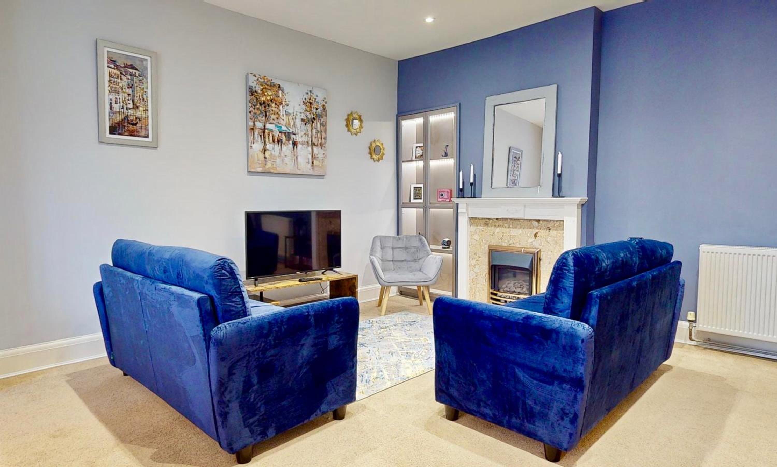Beautiful Bungalow with Large Driveway and Garden view 2