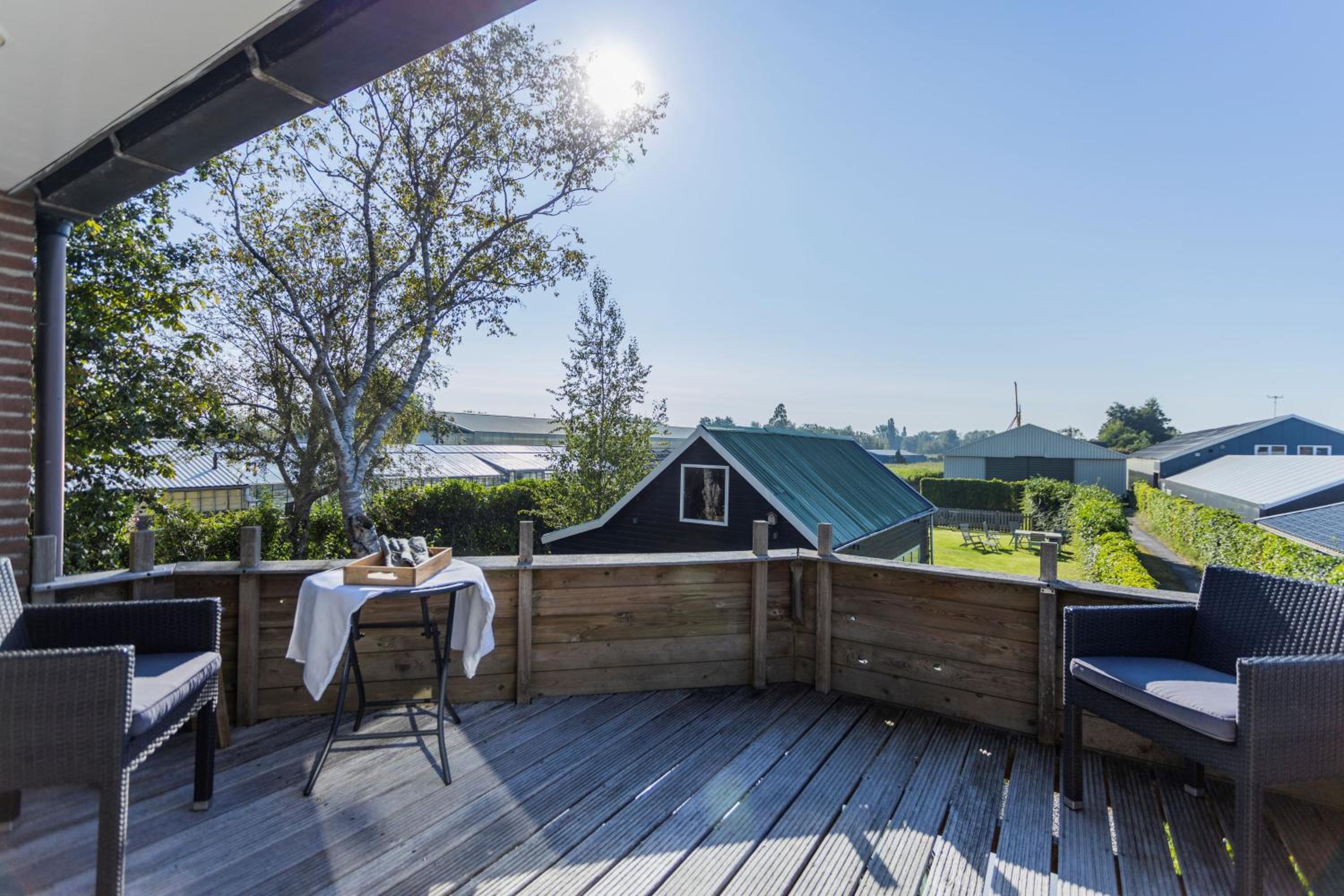 Vrijstaand huis met tuin aan vaarwater, vlakbij Amsterdam view 2