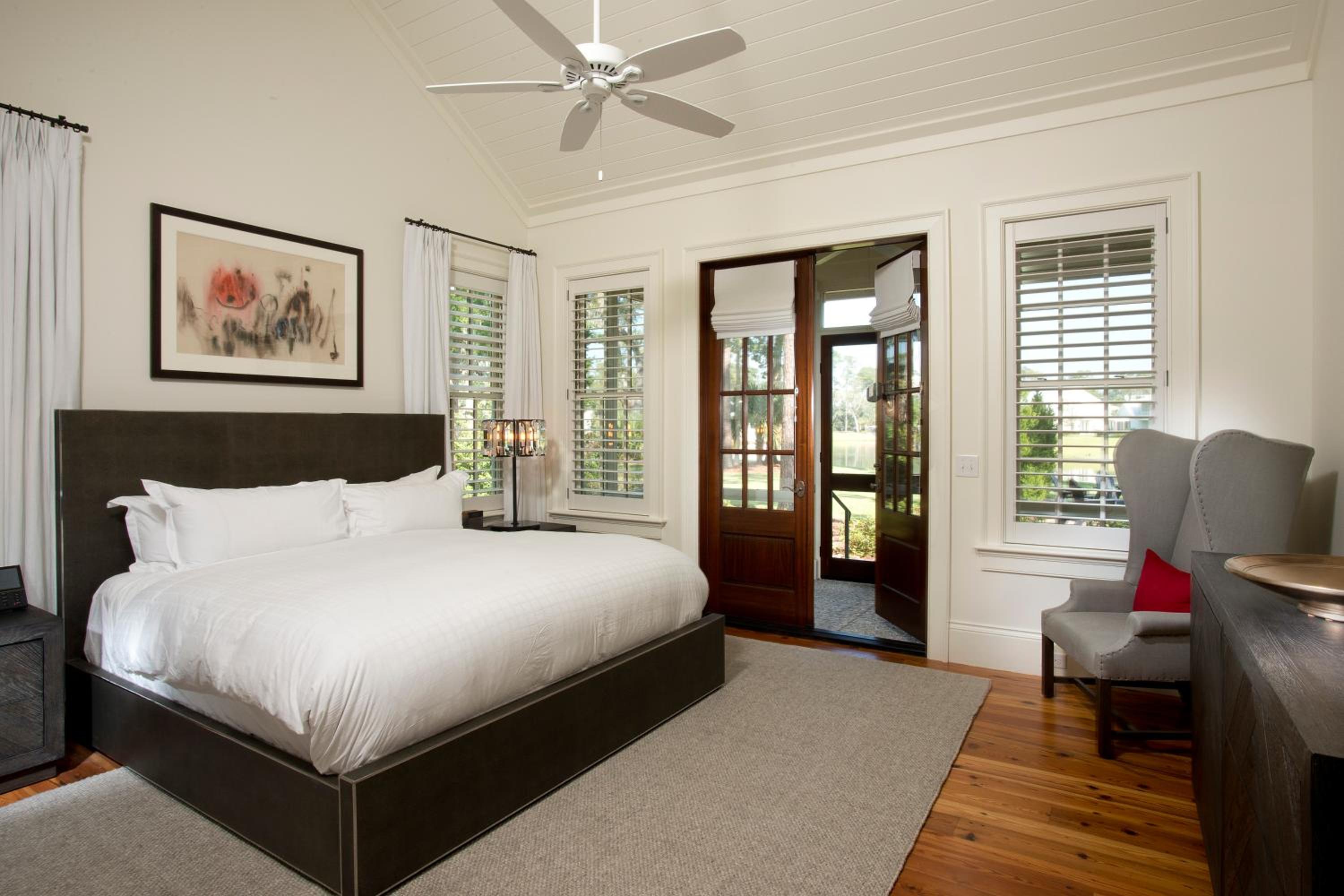 Signature Four Bedroom Lagoon Residence 1004 view 5