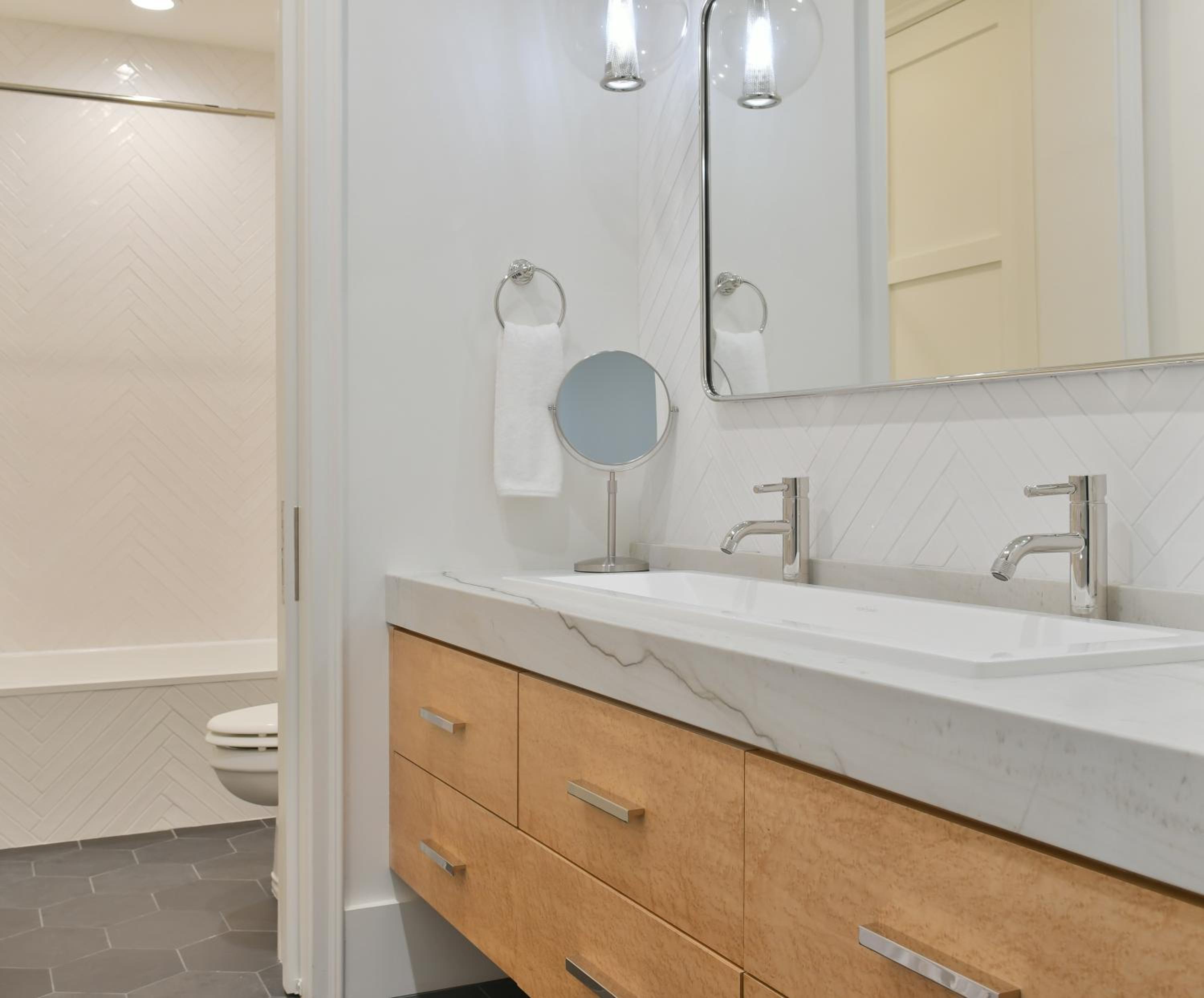 Waterfront 5 Bedroom Moreland Village Home 5511 view 2