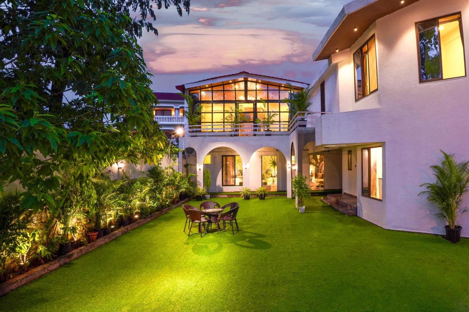 EKOSTAY - 8BHK La Flamingo Villa with Private Turf