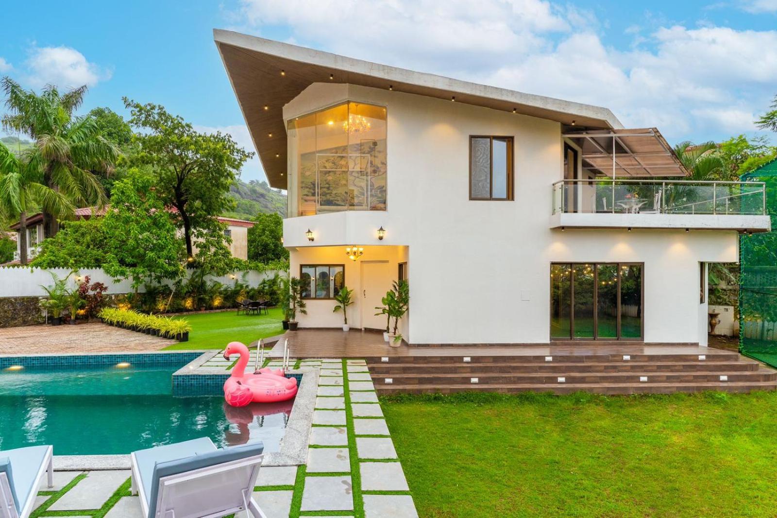 EKOSTAY - 8BHK La Flamingo Villa with Private Turf