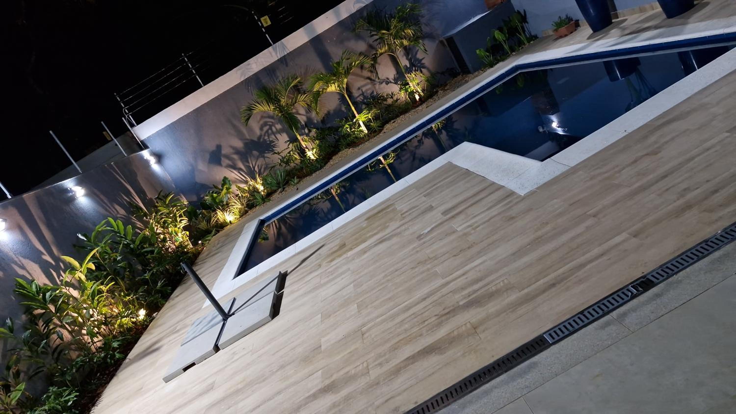 Suíte em casa familiar de luxo com piscina em Itaipu