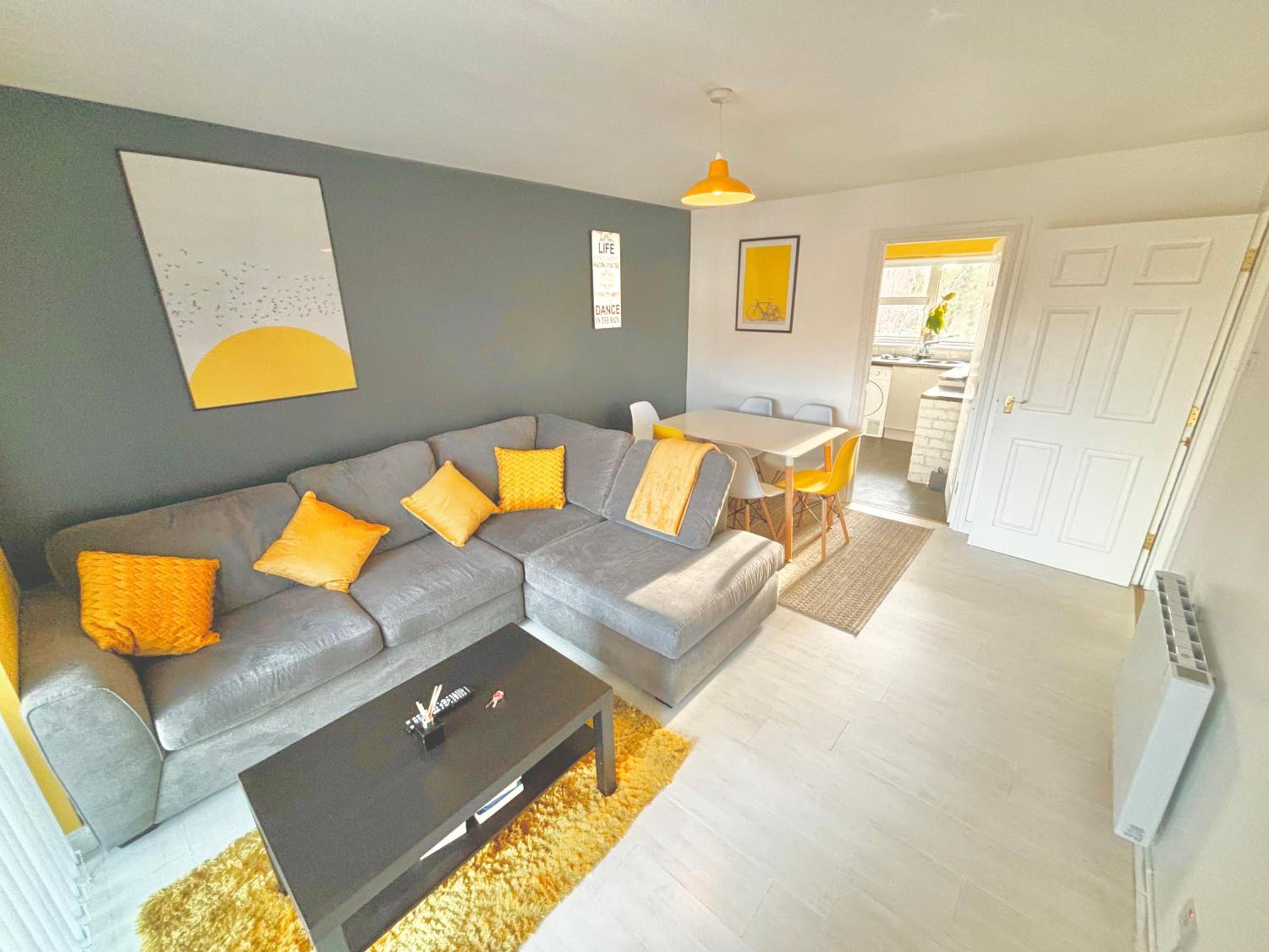 Ardenlee - Stylish 3 bed apt close to city, parking and WIFI view 5