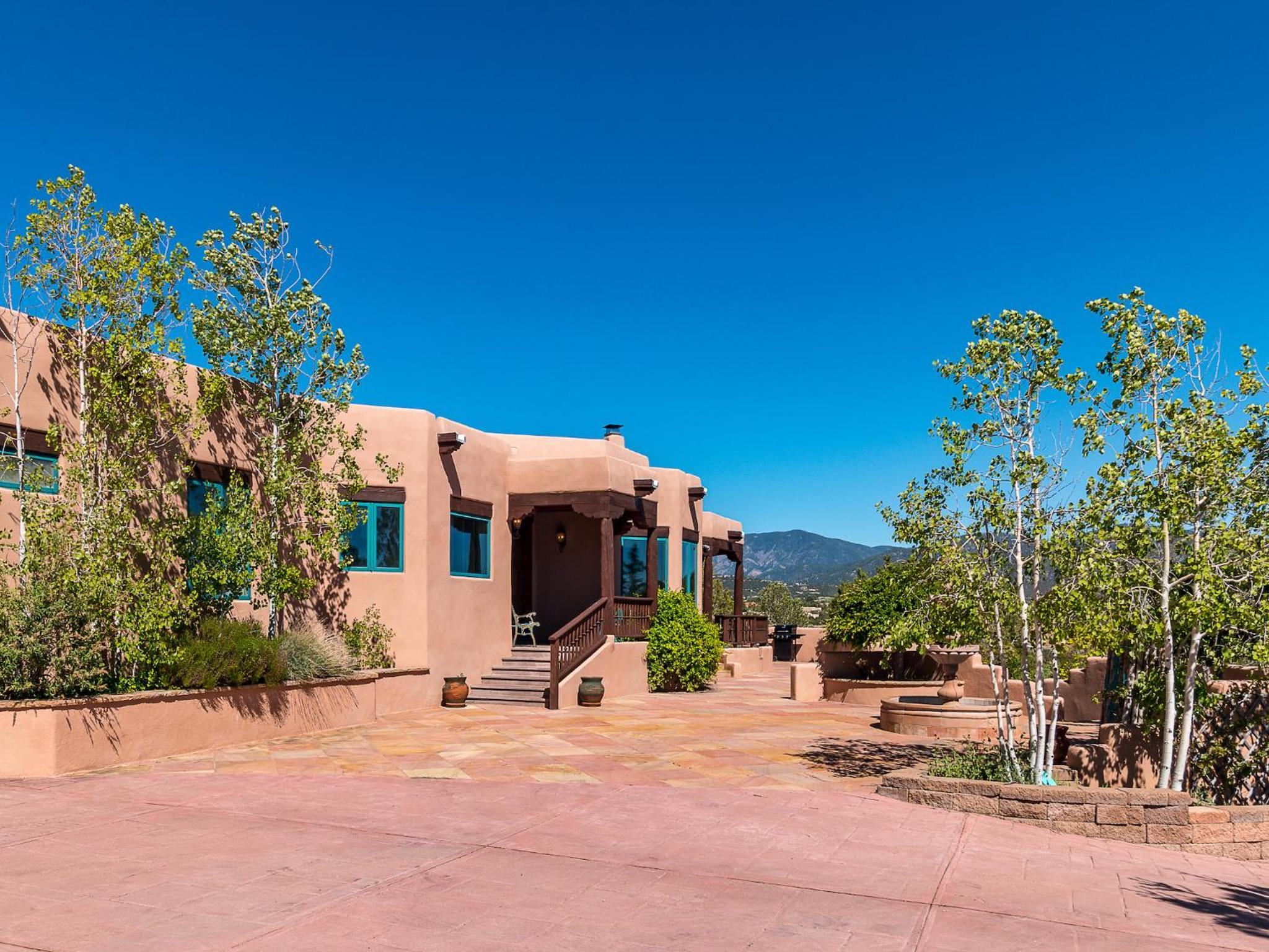 Hotel Dorthia Garden Retreat & Views - Image 1