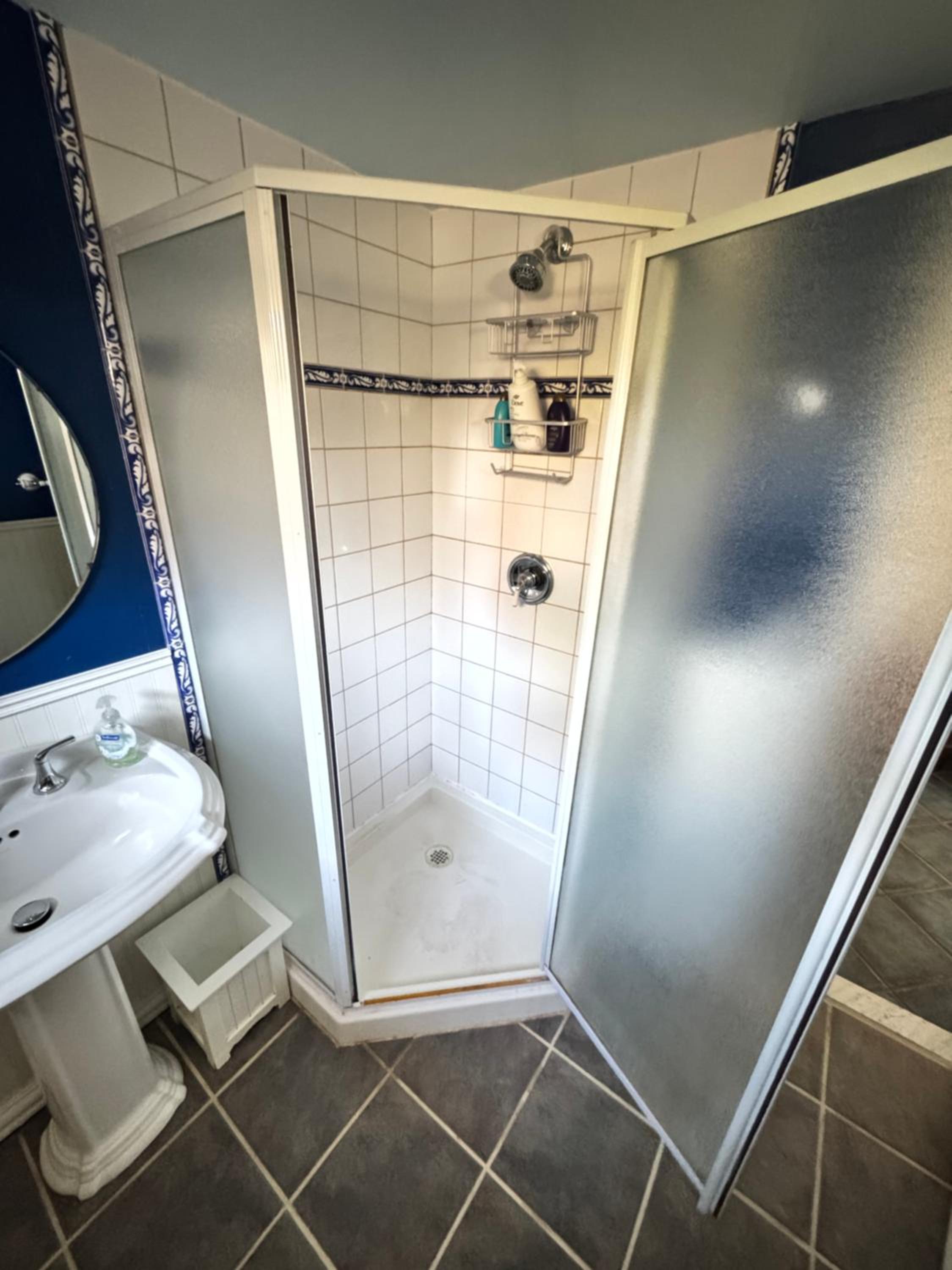 Cozy & Stylish Studio with Beautiful Lake Views & Fast Wifi