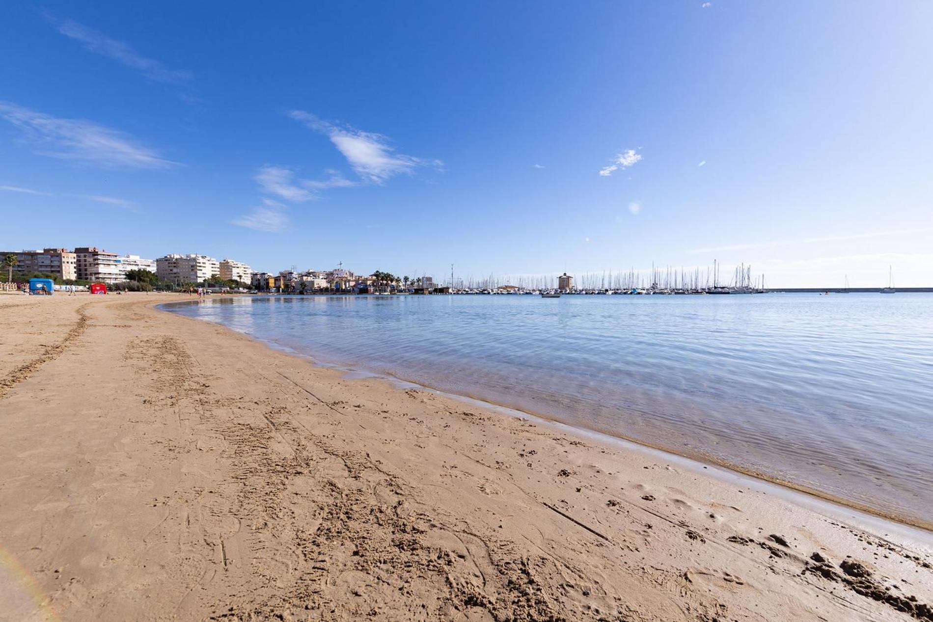 Torrevieja Playa Naufragos y piscina comunitaria