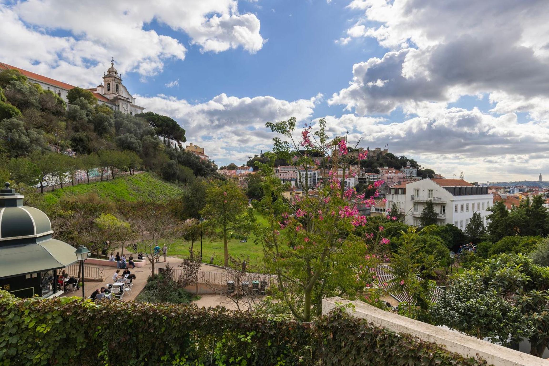 2BDR Charming Apartment in Graça by LovelyStay view 4