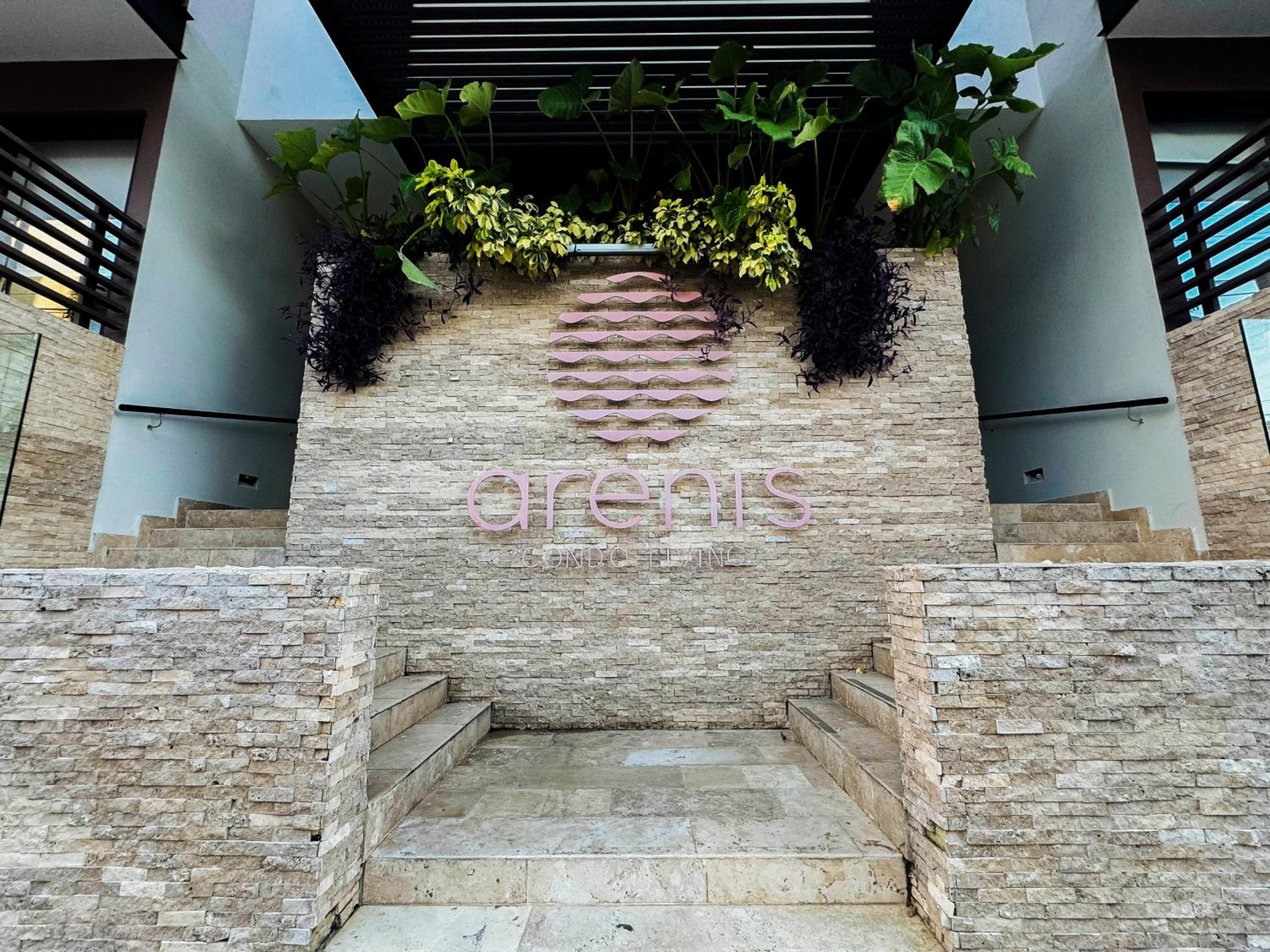Modern Beach Oasis: Pool, 24/7 Security, Steps to Sand, Sleeps 6