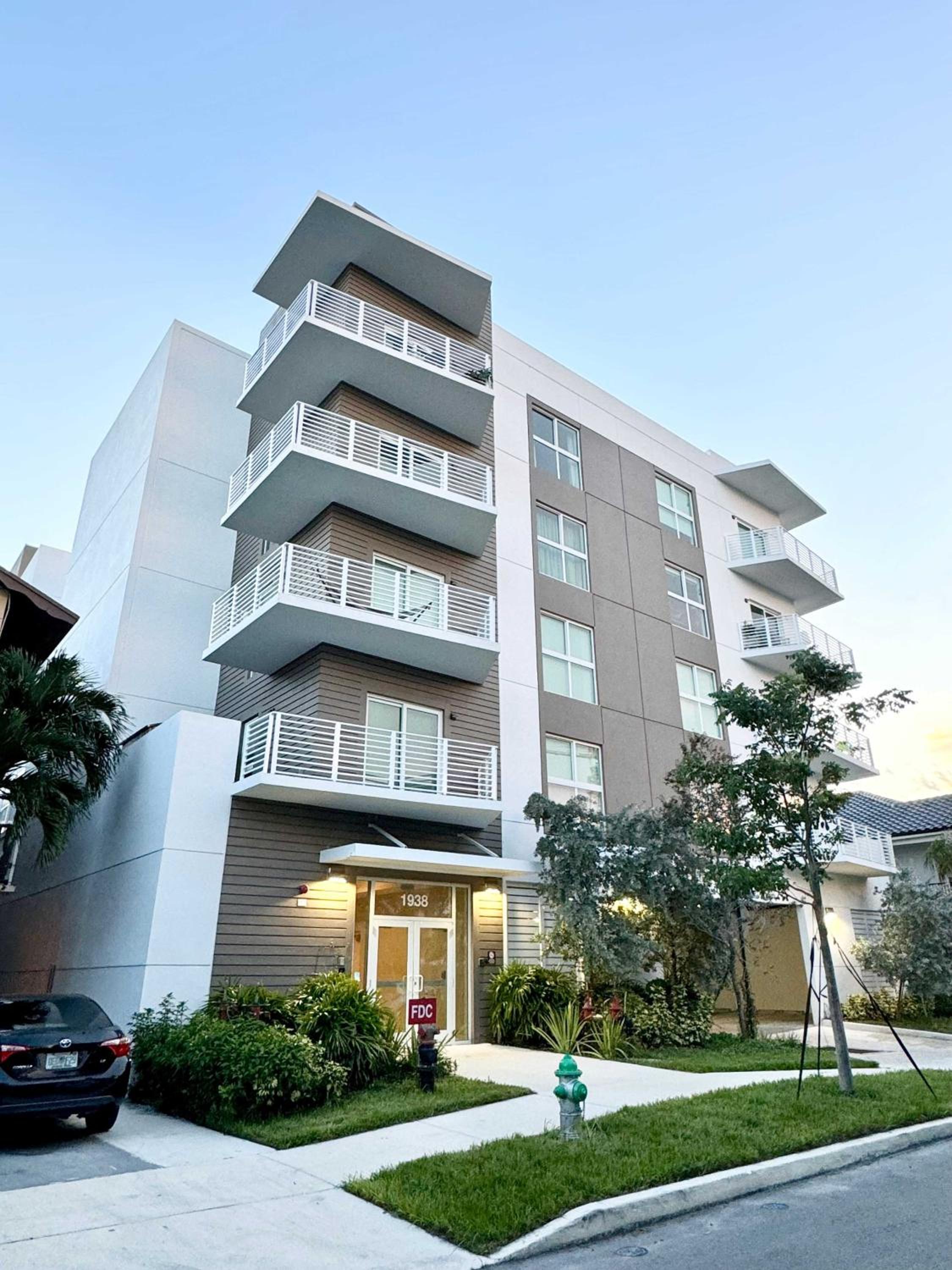 NEW Modern Condo FREE Parking & High Speed Wifi view 5