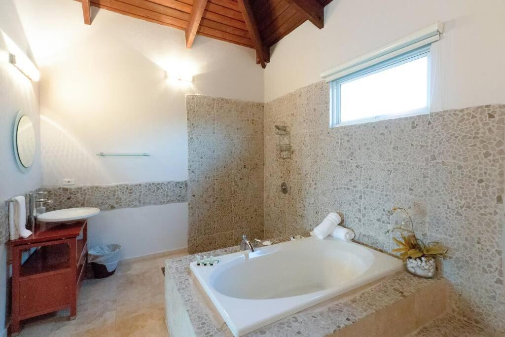 Beautiful Villa! Pool, Secluded Beach! view 5