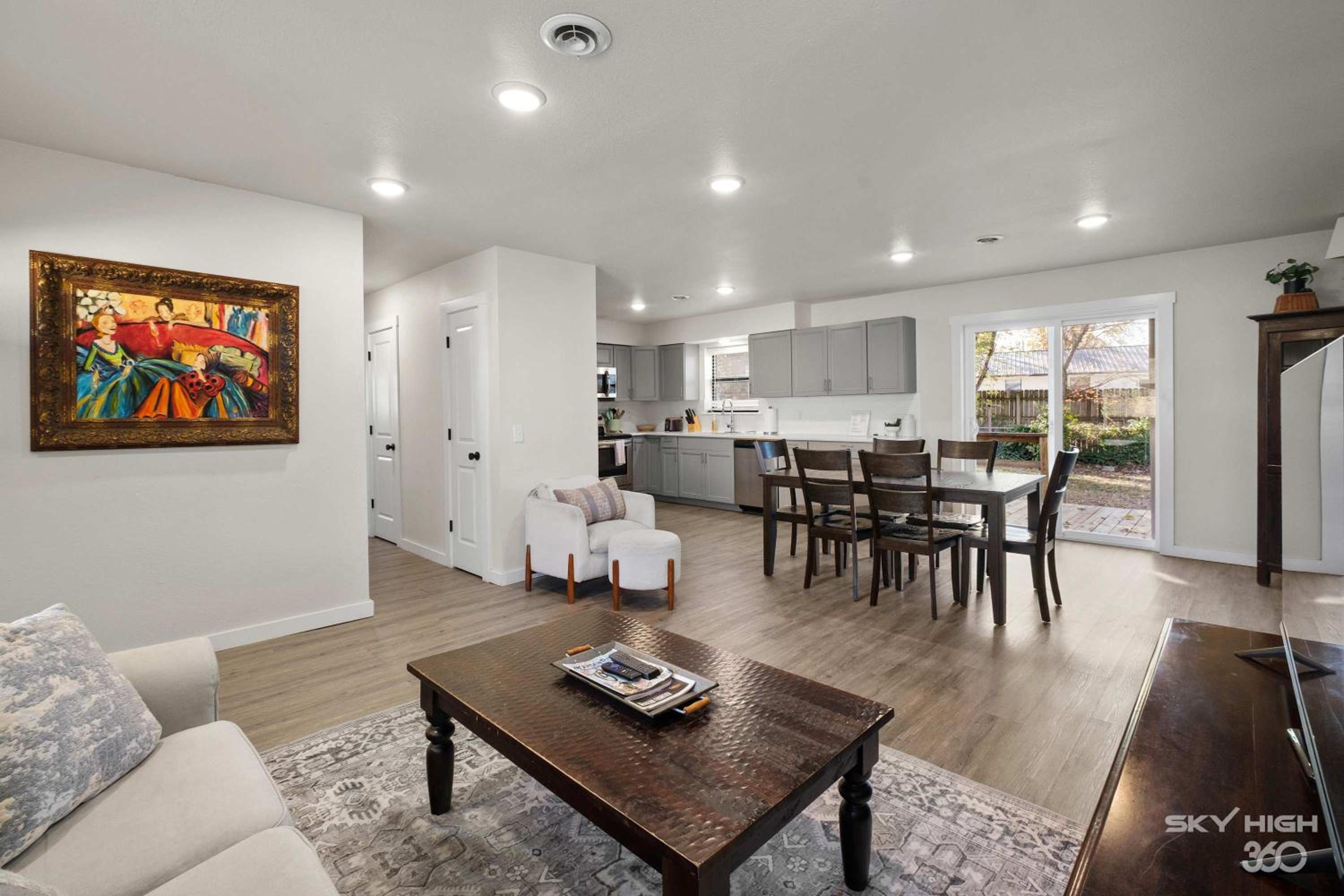 Beth Ln Breakaway Family Home-Blocks from Walmart HQ