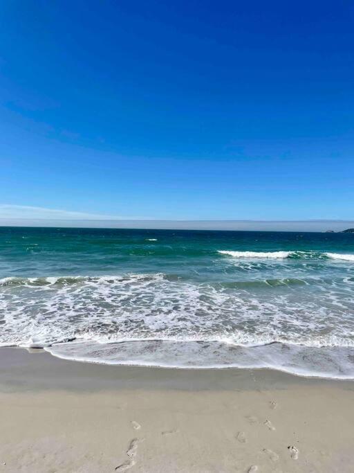 Amplo apartamento ao lado do Mar com Piscina incrível