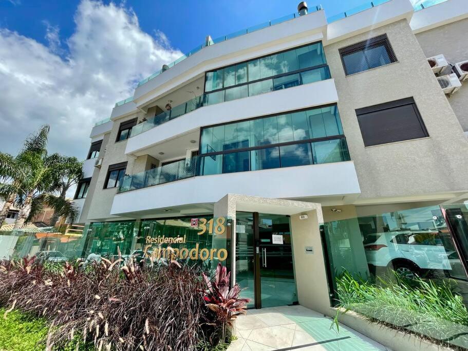 Amplo apartamento ao lado do Mar com Piscina incrível