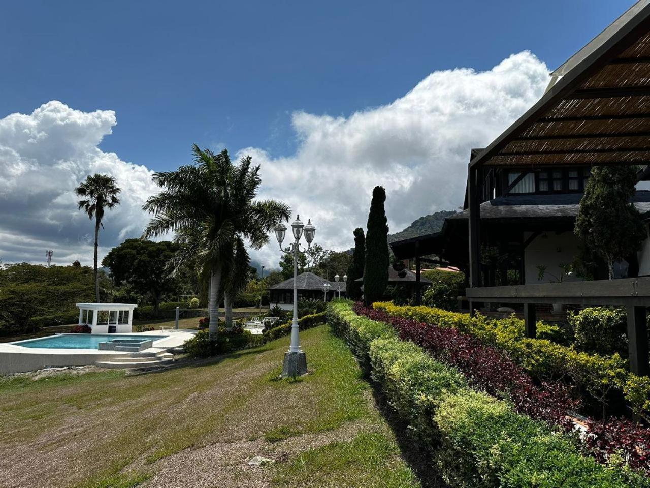 Finca Raices Lago Calima
