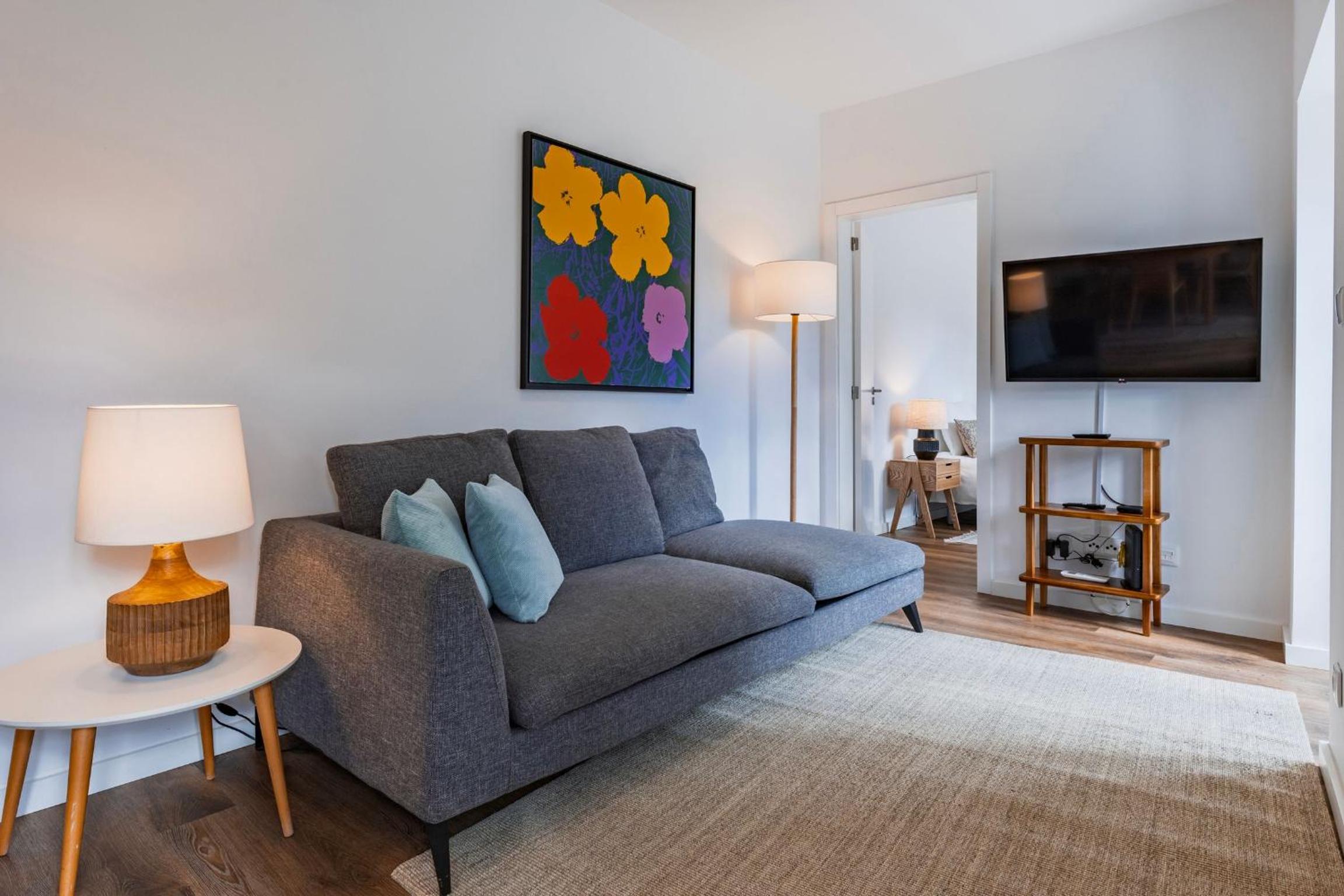 2BDR Cozy Apartment in Graça by LovelyStay view 3