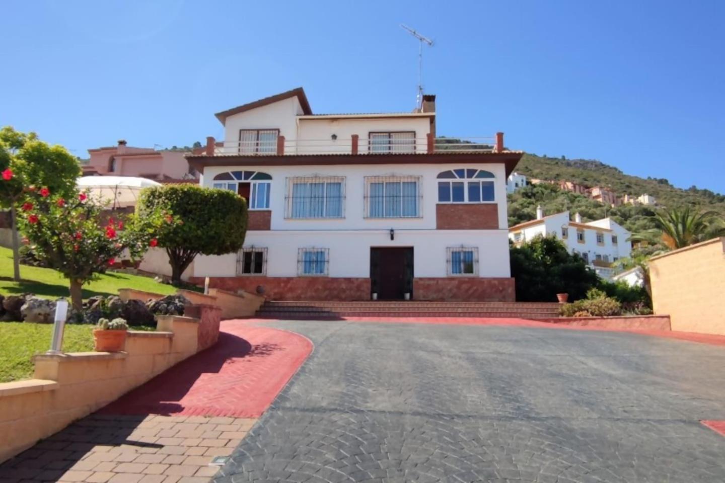 Villa Peralta, heated and private pool ,near beach and golf !