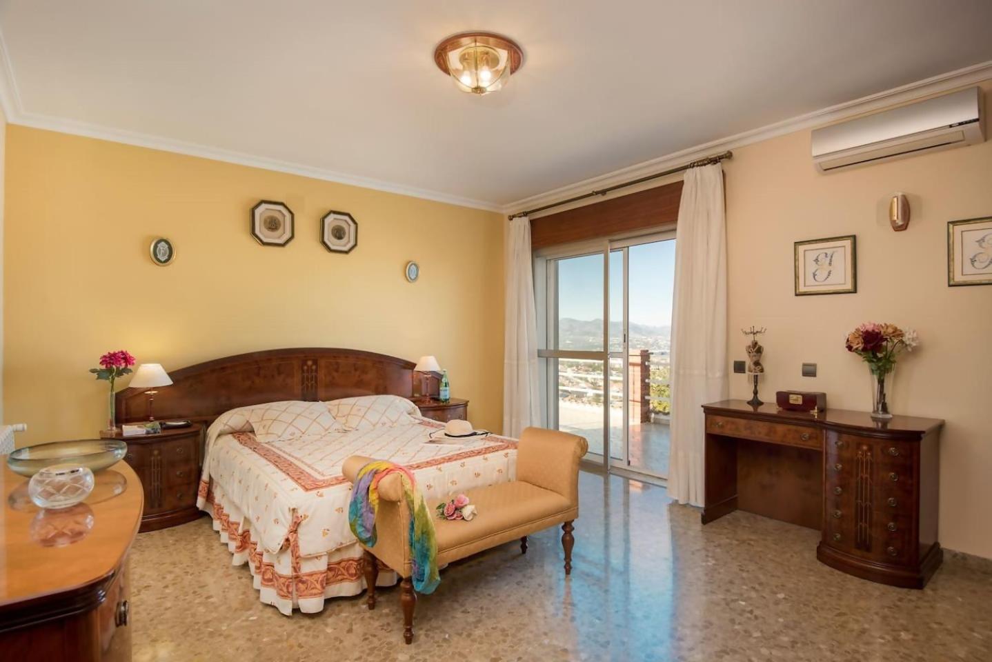 Villa Peralta, heated and private pool ,near beach and golf !