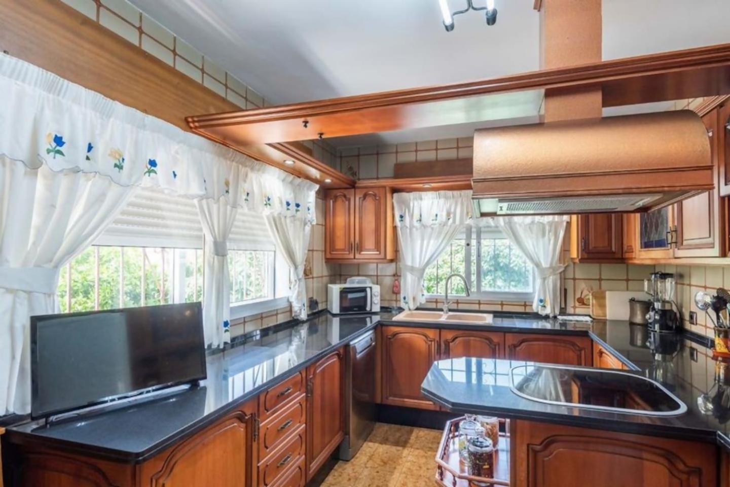 Villa Peralta, heated and private pool ,near beach and golf !