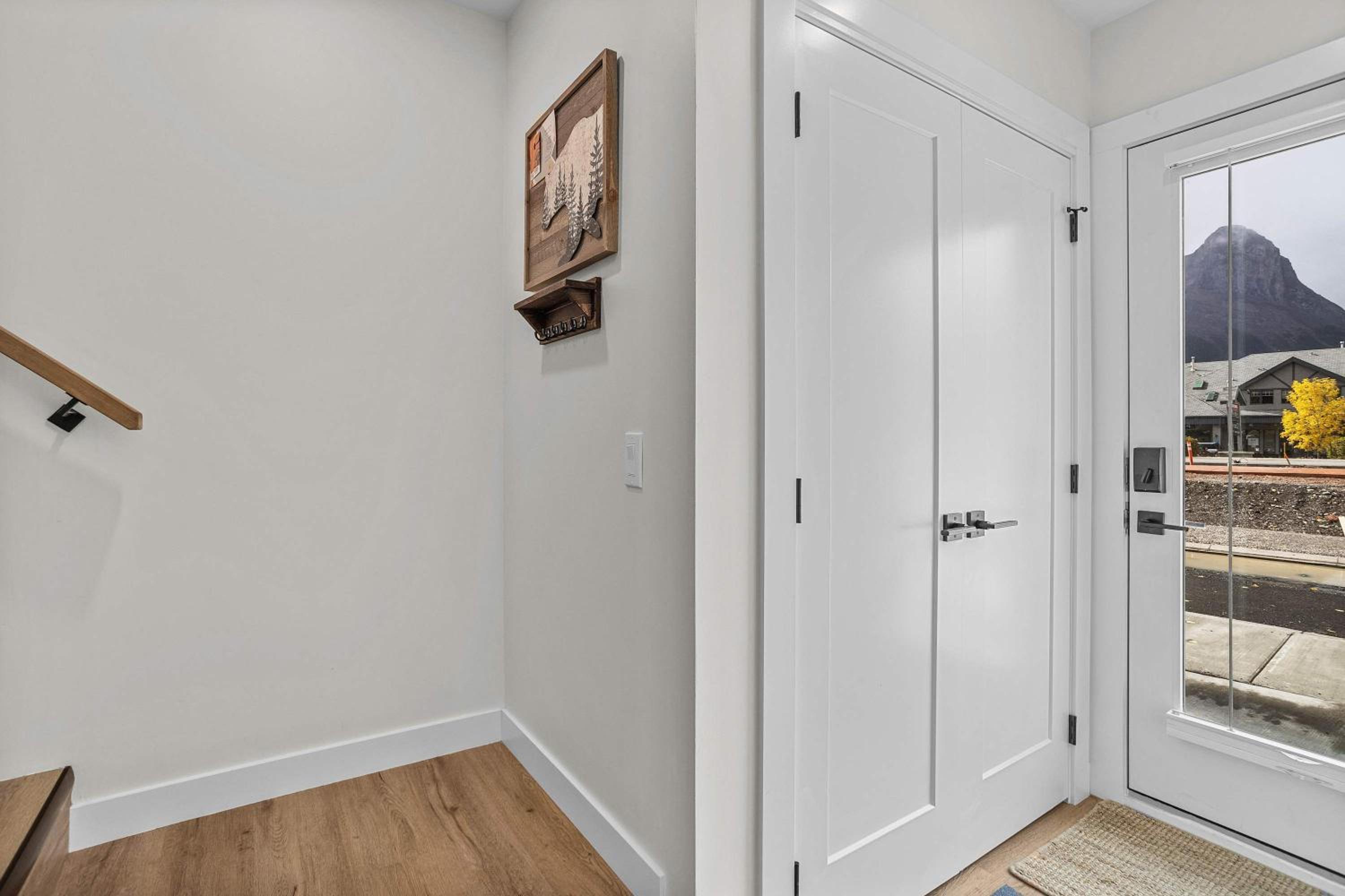 Scenic Views in a Luxurious Townhouse