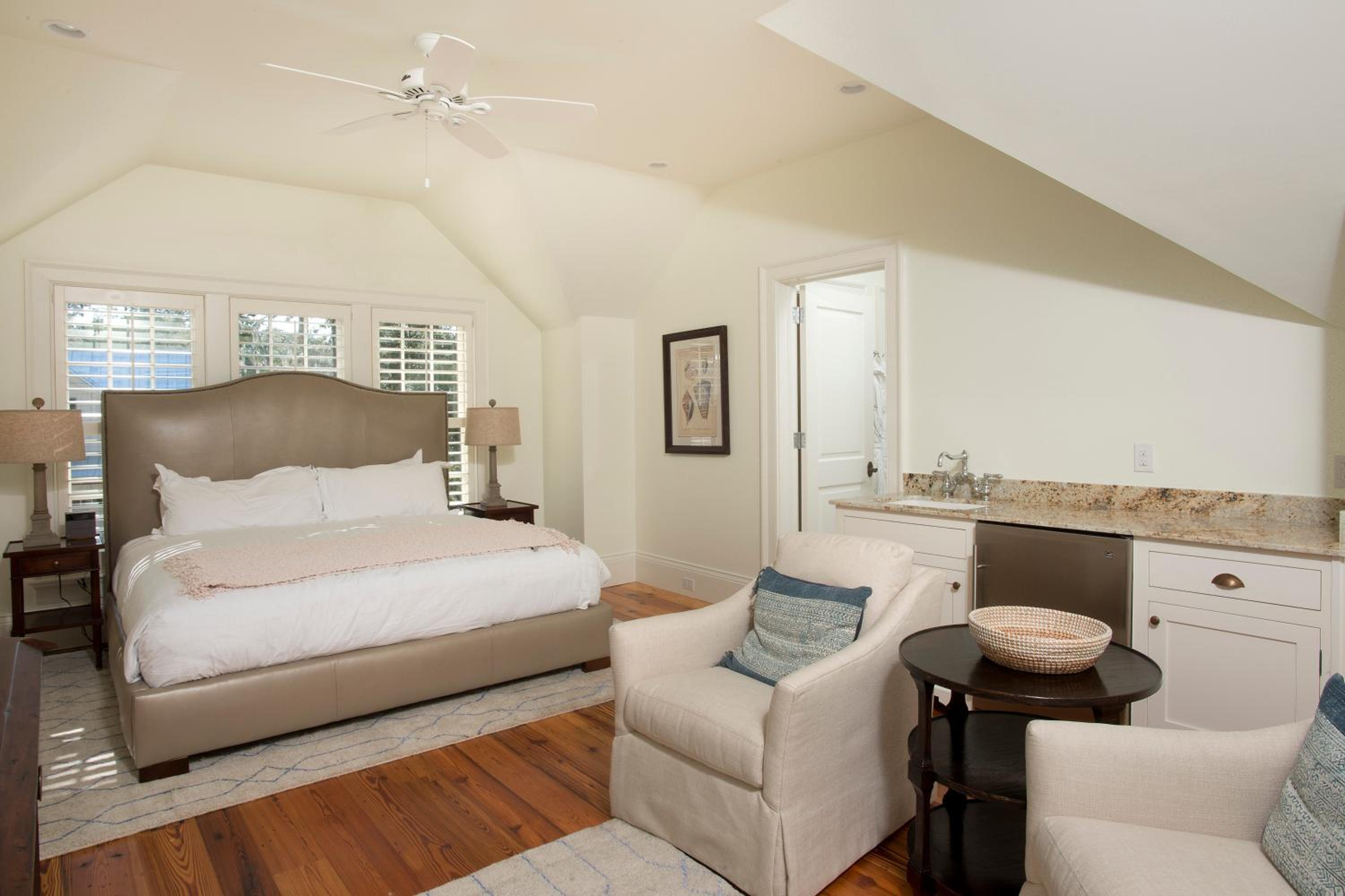 Signature Five Bedroom Lagoon Residence 1002 view 2