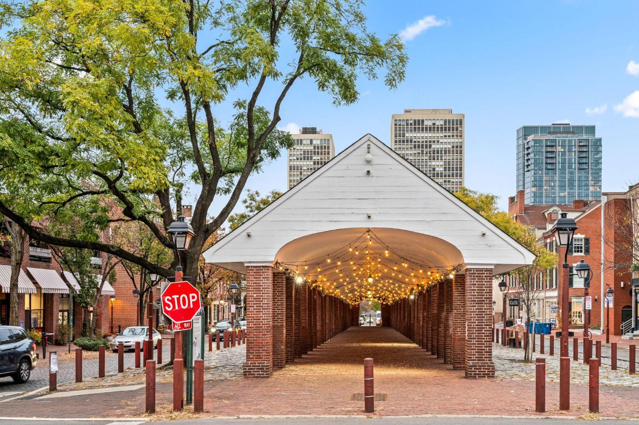 Spacious 3-Bedroom Apt in the Heart of Philly view 2