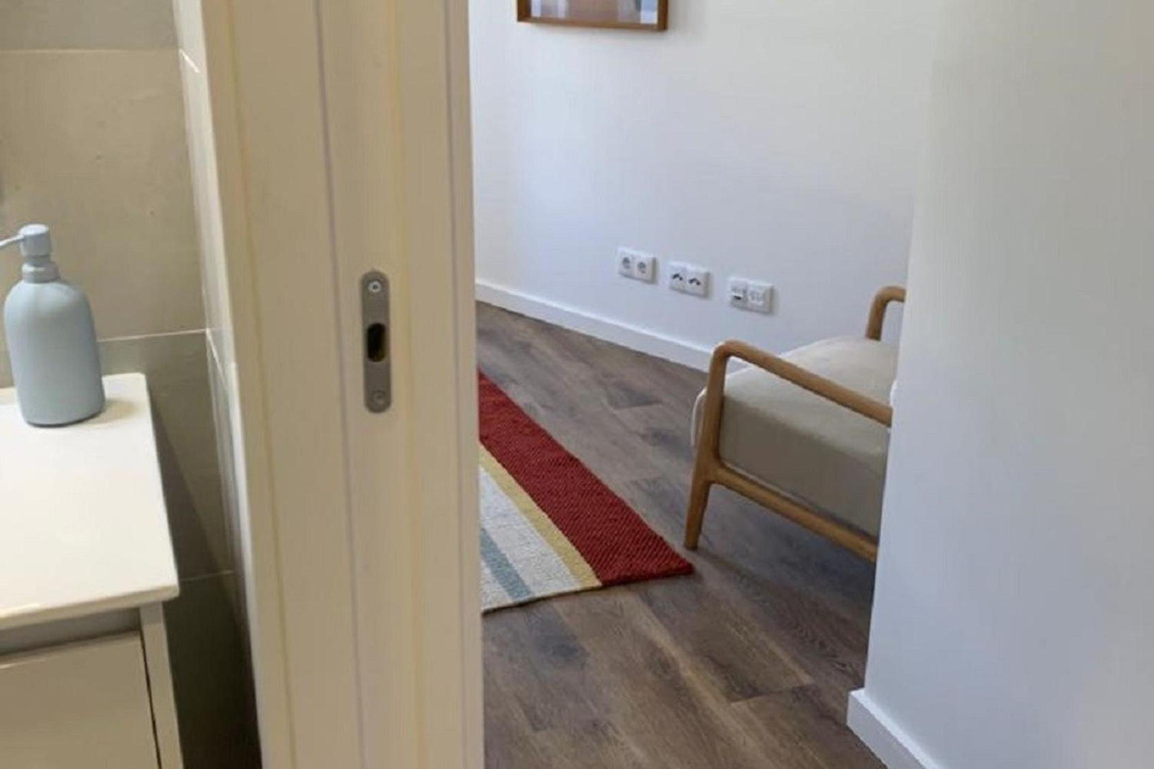 2BDR Comfy Apartment in Graça by LovelyStay view 5