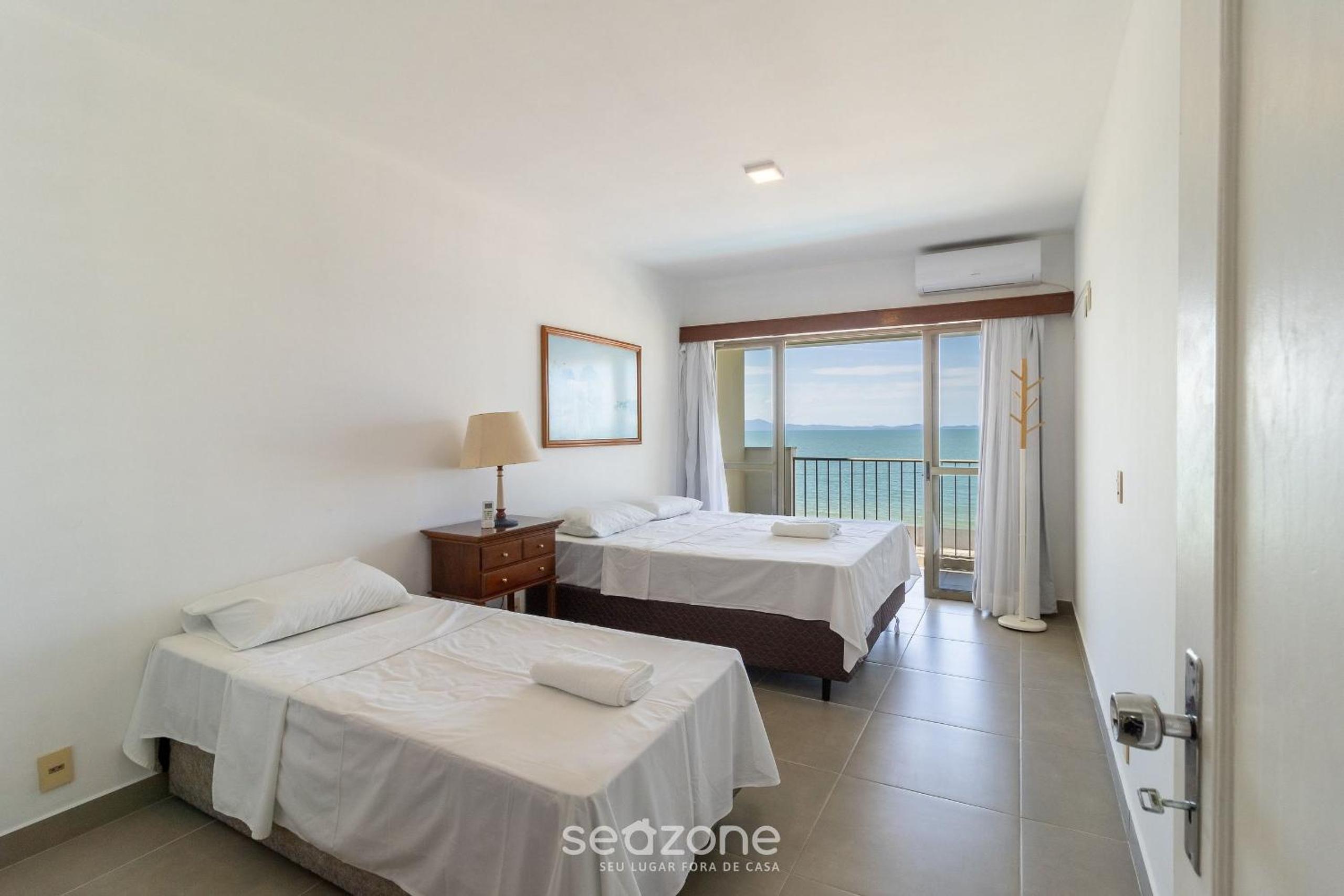 Ótimo apto c/ piscina e de frente à praia LBM306