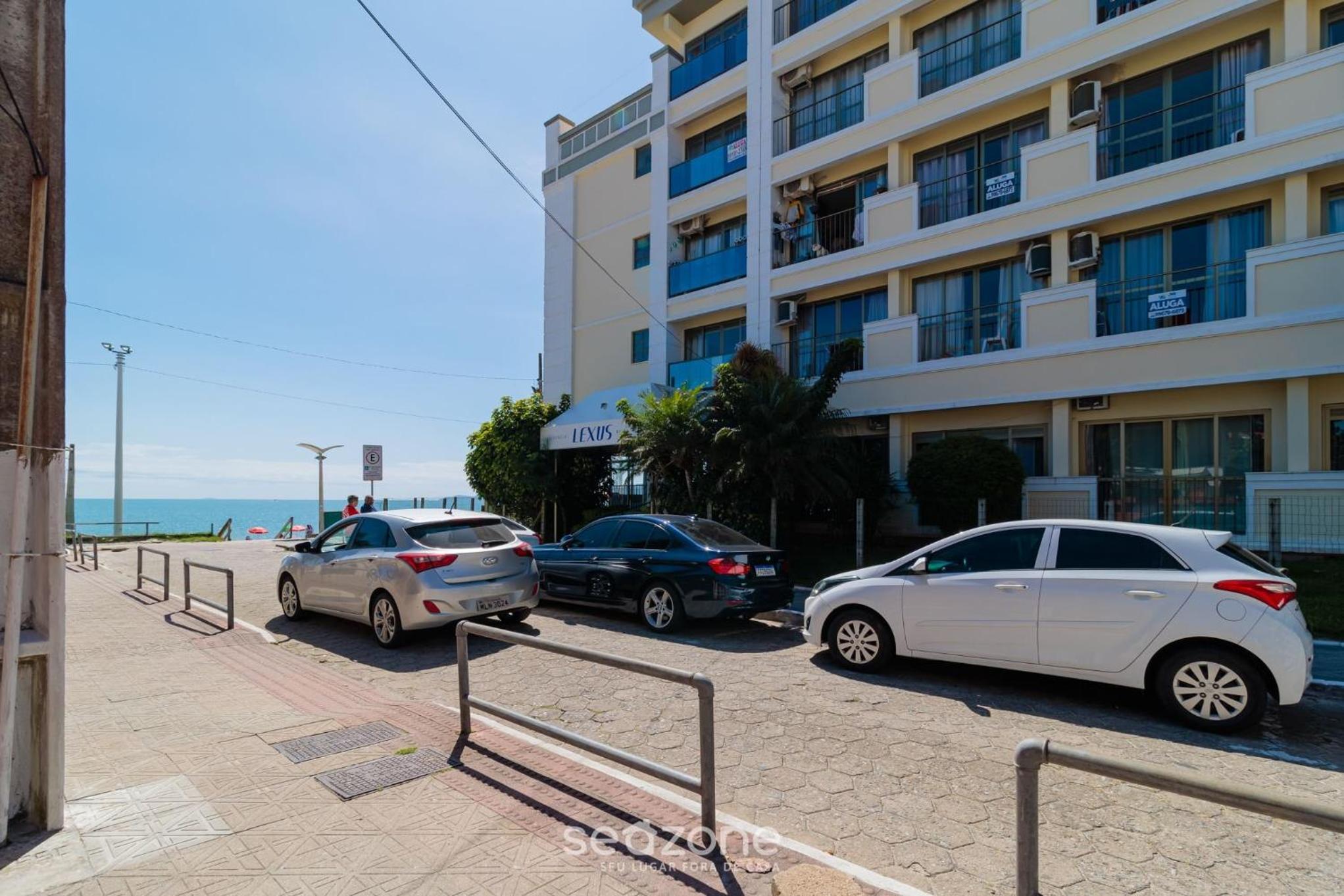 Ótimo apto c/ piscina e de frente à praia LBM306
