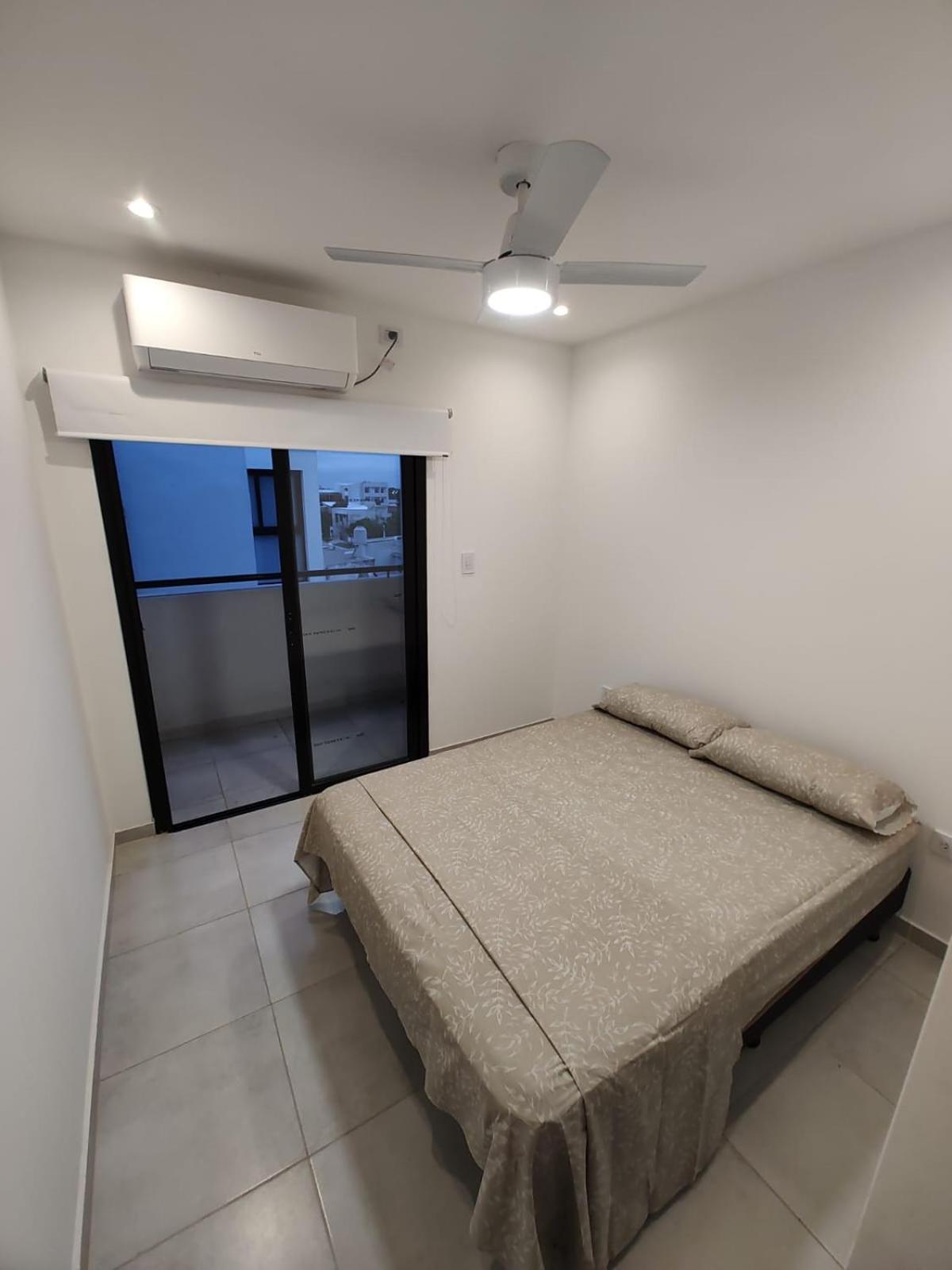 Moderno Departamento con Balcón y Vista al Atardecer