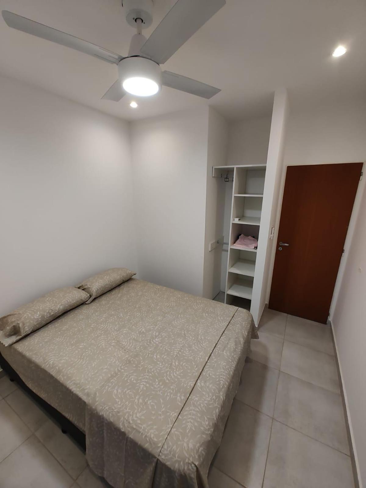 Moderno Departamento con Balcón y Vista al Atardecer