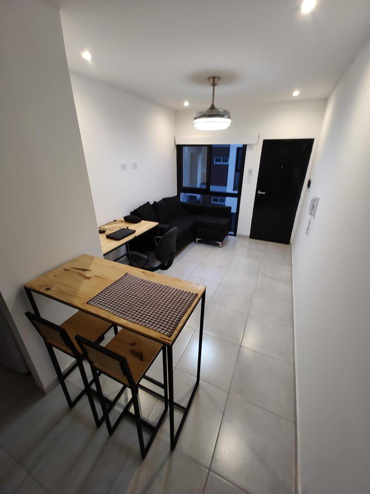Moderno Departamento con Balcón y Vista al Atardecer