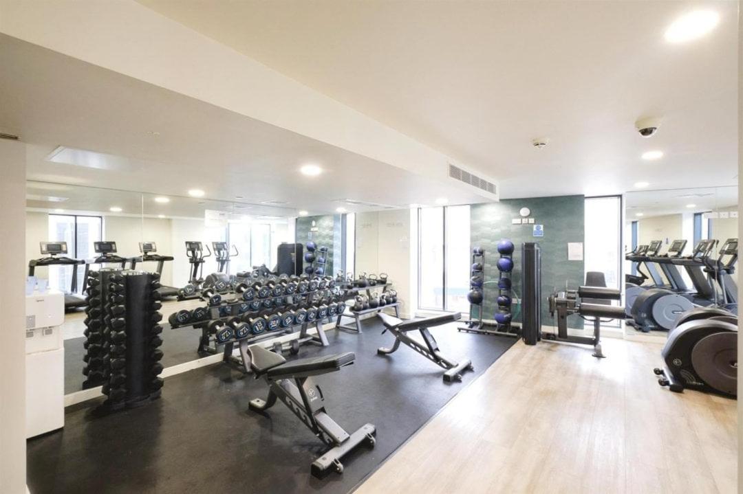 Stylish 18th-Floor City Penthouse - 4-Min Walk to Central Library - Gym - Netflix
