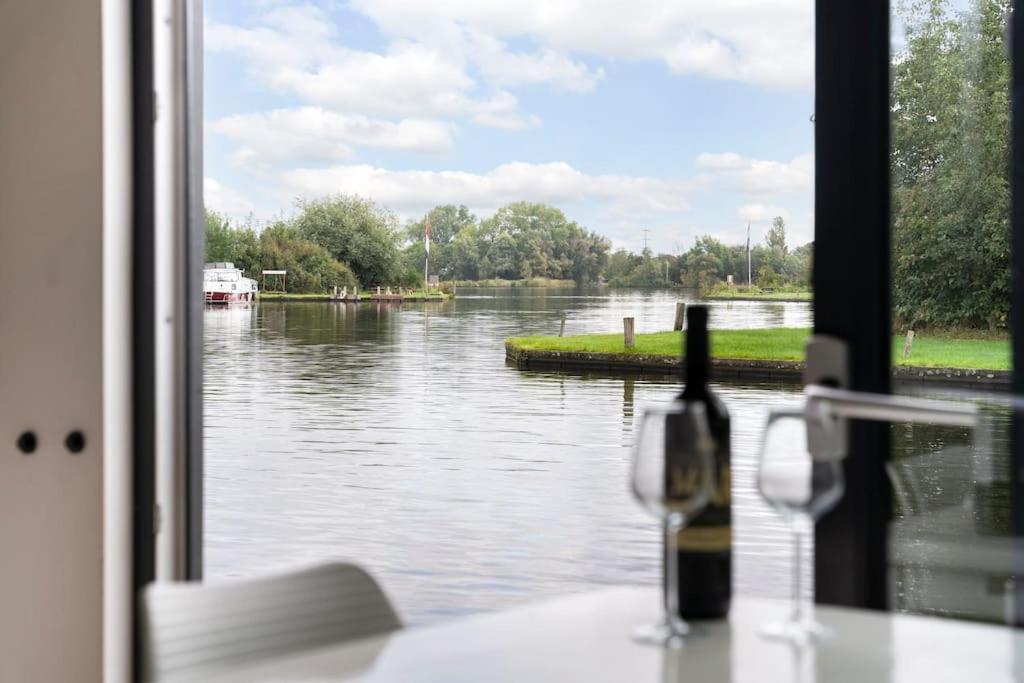 6-pers houseboat Amsterdam view 2